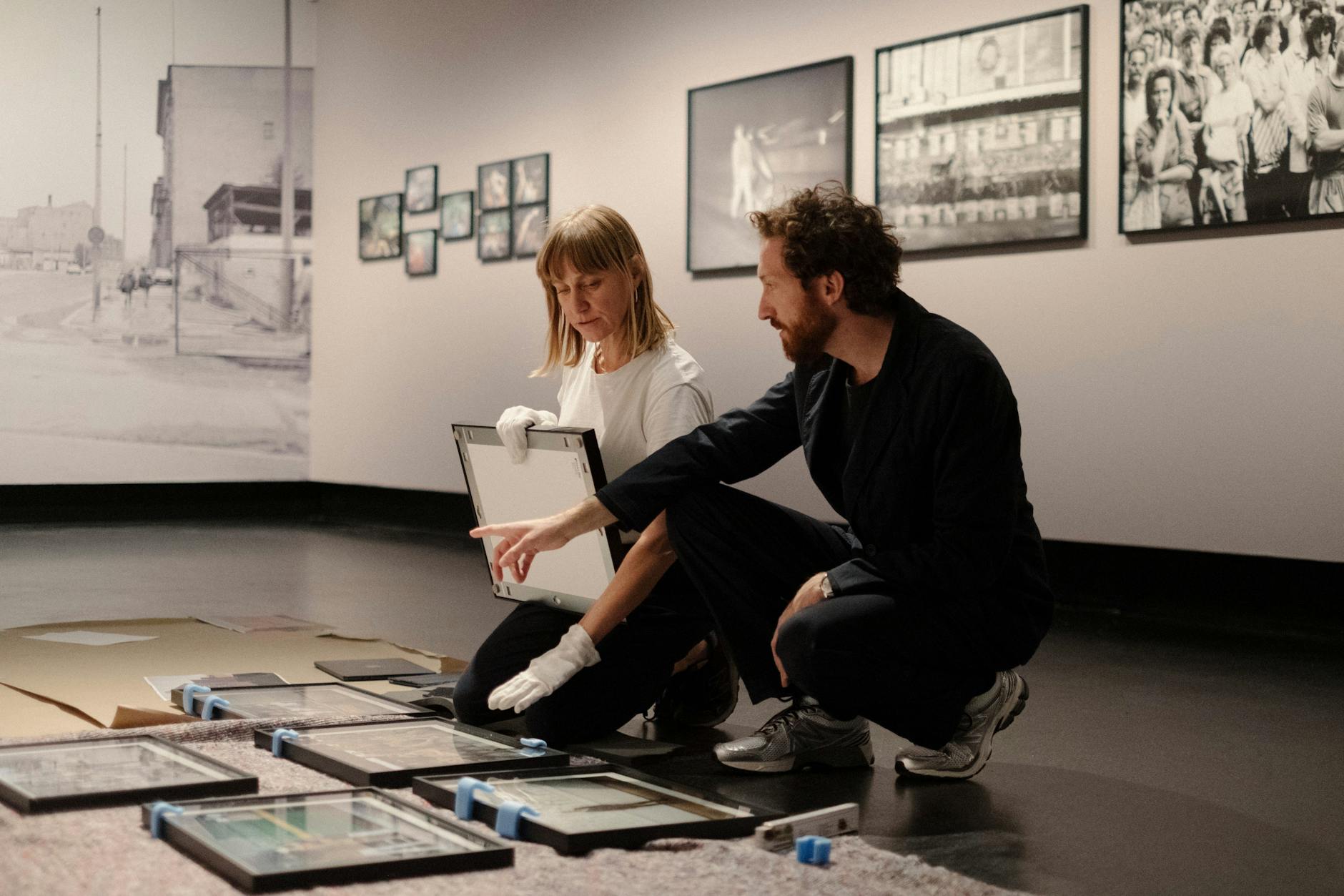 Annette Hauschild und Boaz Levin richten die Ausstellung „Träum weiter – Berlin, die 90er“ bei C/O Berlin ein. Mehr als 200 Fotografien werden ausgestellt. 