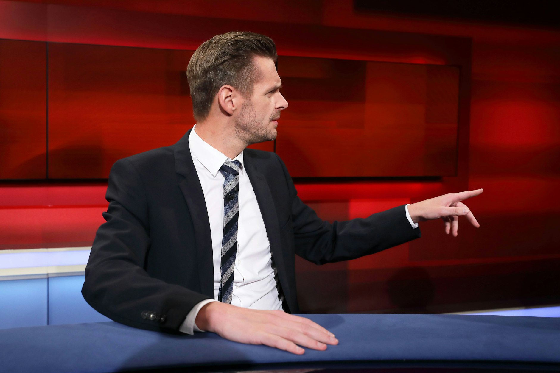 Der Kabarettist Florian Schroeder in der ARD-Talkshow hart aber fair 