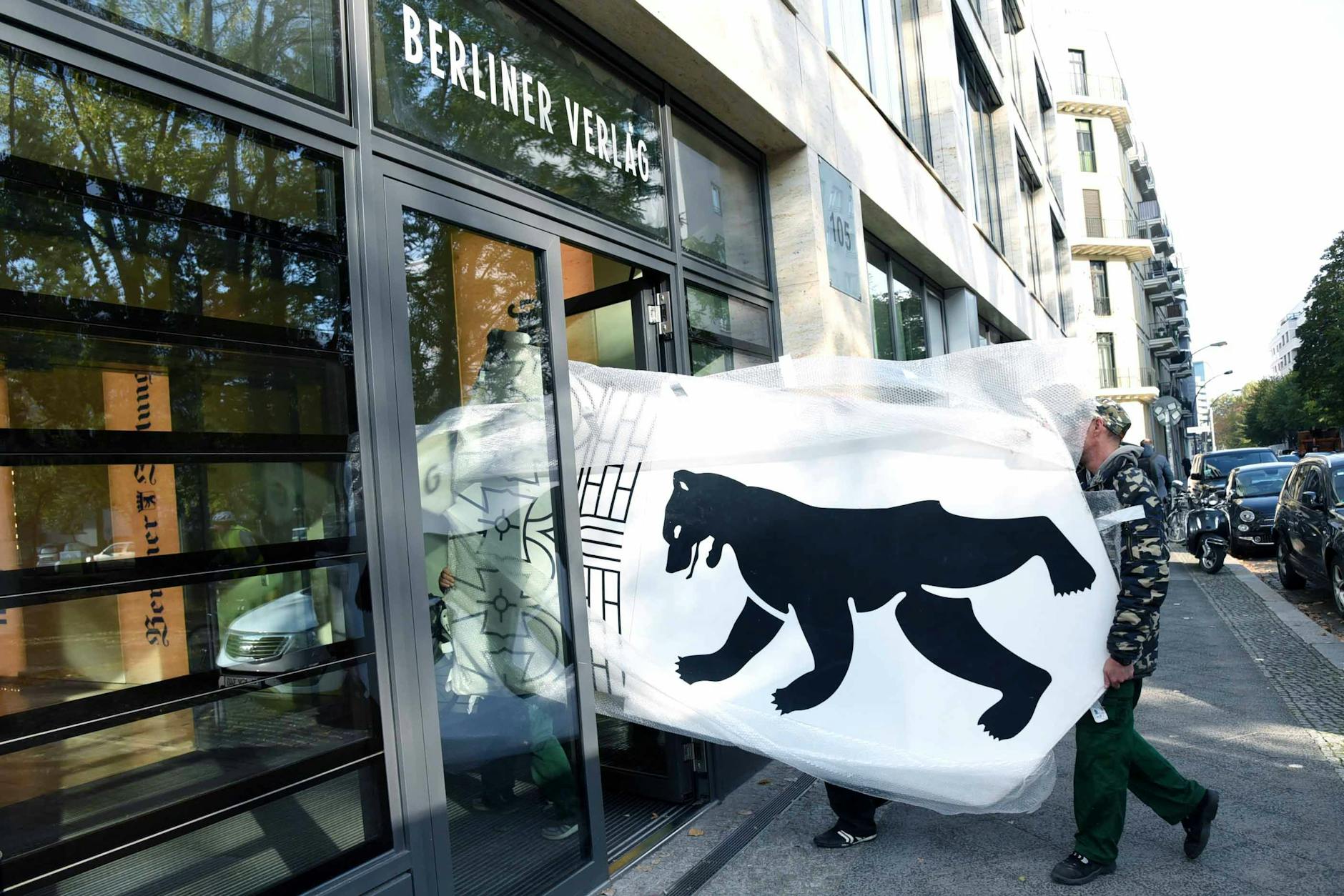 Das Wappen aus dem Schriftzug der Berliner Zeitung am Alex bezieht 2019 sein neues Quartier. Was ist dagegen schon das olle Waschbecken, mit dem Elon Musk am ersten Tag bei Twitter aufkreuzte?