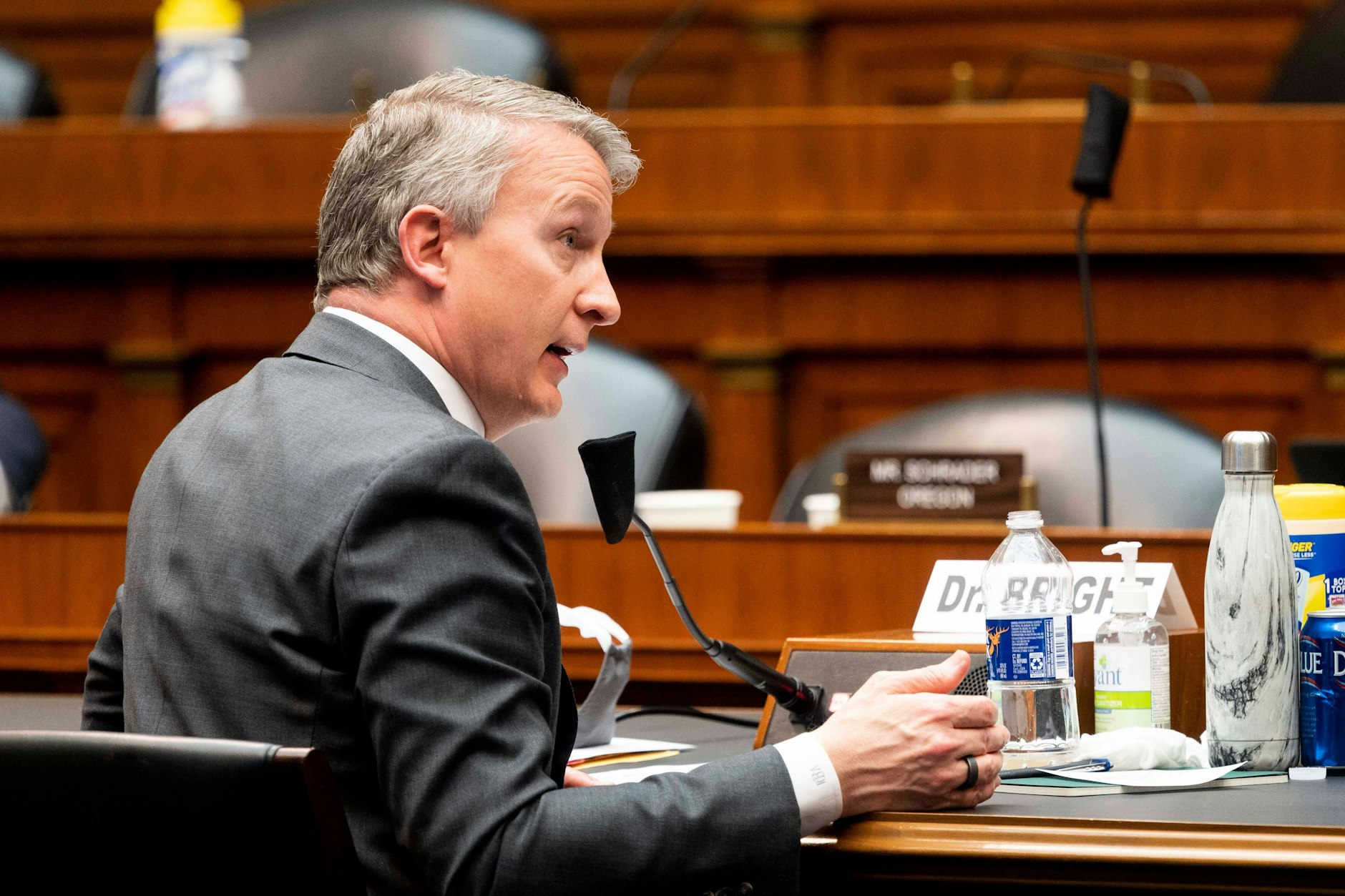 Rick Bright spricht in einem Kongressausschuss, 2020.