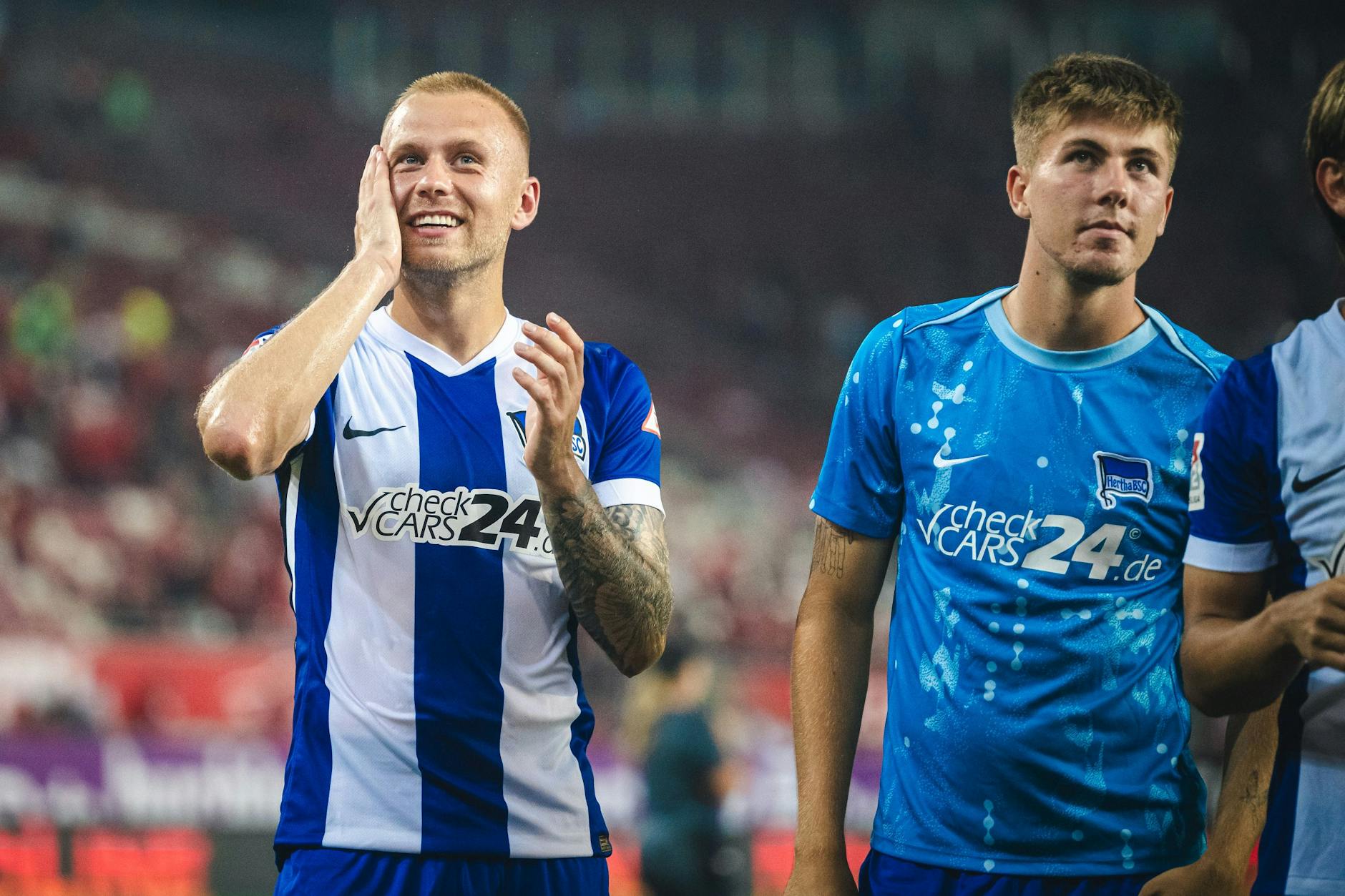Beim spektakulären 4:3-Sieg in Kaiserslautern konnte Jon Dagur Thorsteinsson (l.) einen ersten Vorgeschmack auf den Zusammenhalt mit den Fans von Hertha BSC bekommen.