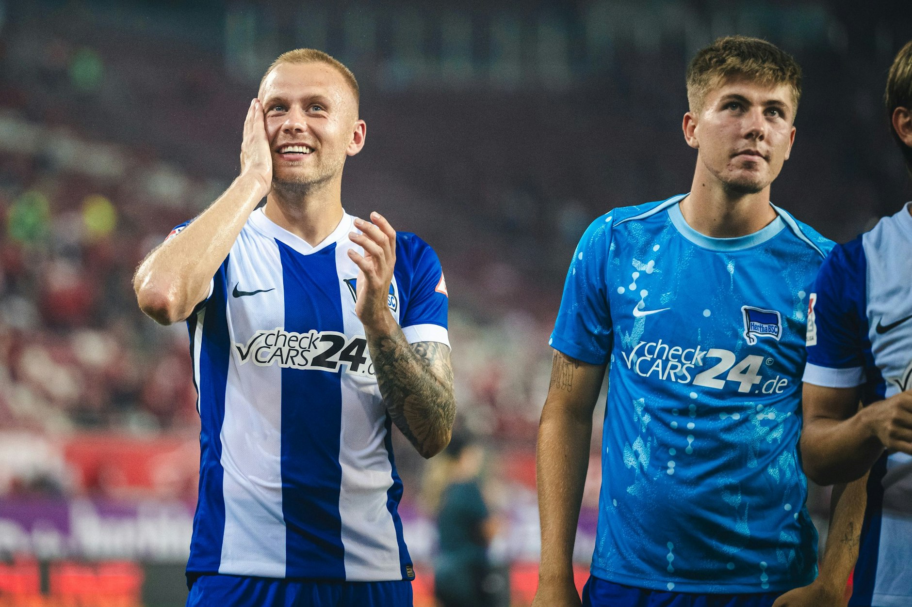 Beim spektakulären 4:3-Sieg in Kaiserslautern konnte Jon Dagur Thorsteinsson (l.) einen ersten Vorgeschmack auf den Zusammenhalt mit den Fans von Hertha BSC bekommen.
