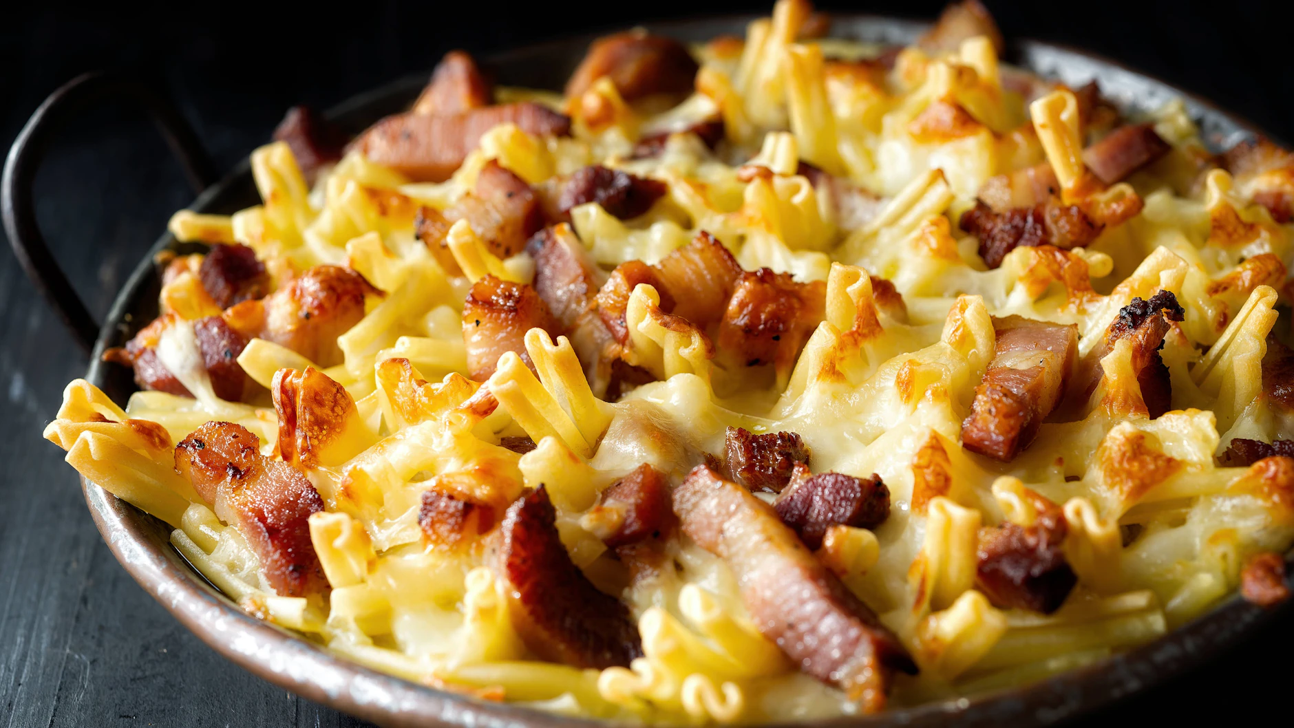 Omas Nudelauflauf mit Gulasch ist ein Hochgenuss - und ganz einfach nachzumachen.