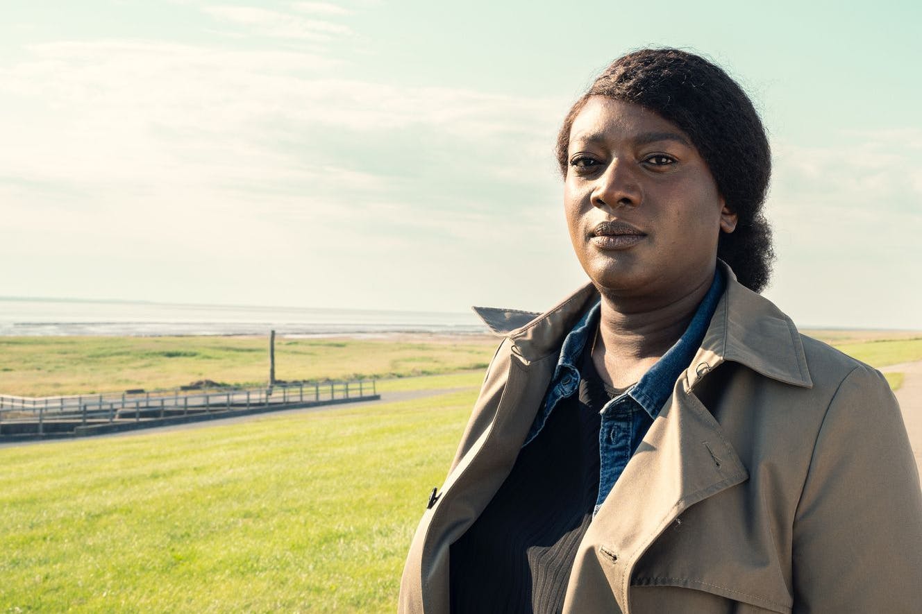 Thelma Buabeng spielt in ihrem neuen Film eine Polizistin an der dänischen Grenze. Privat lebt sie in Berlin-Pankow.