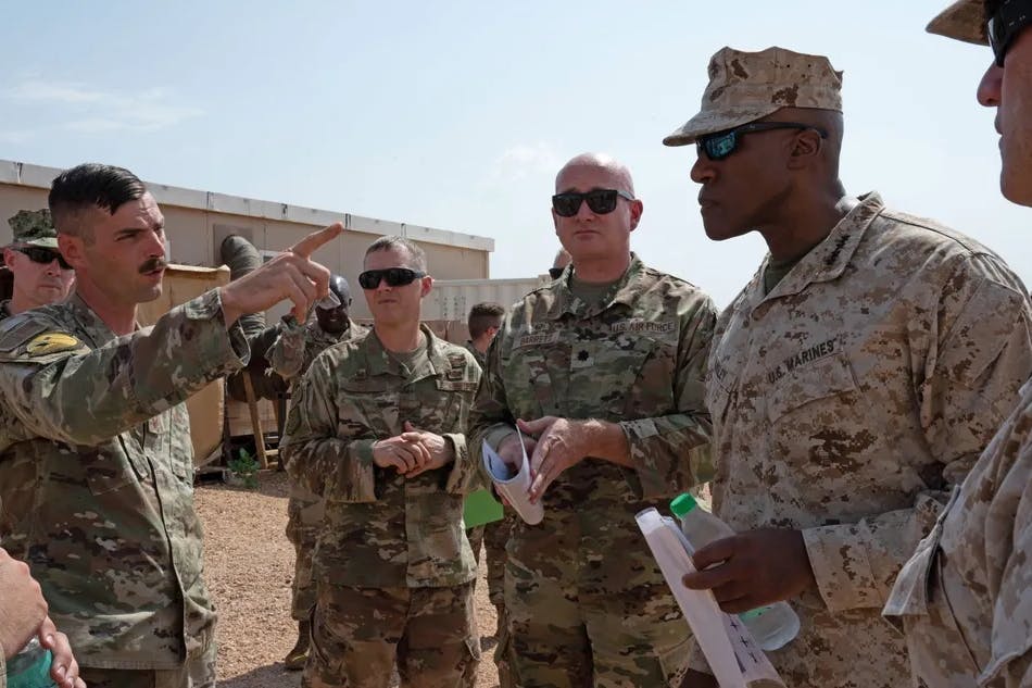 Der Kommandeur des U.S. Africa Command, General Michael E. Langley (r.) während eines Besuchs im Niger, vor dem Anzug der US-Truppen.