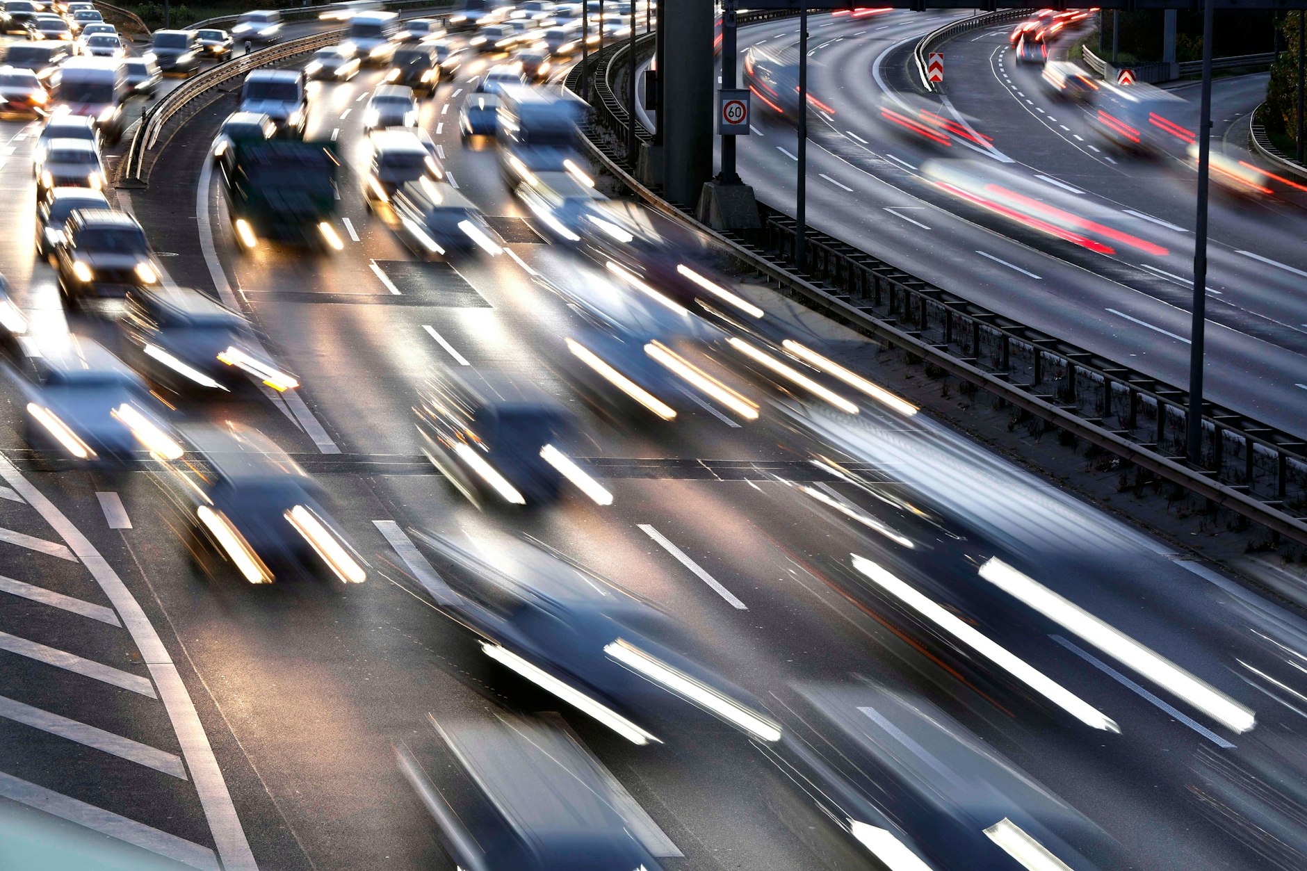 Die A100 in Berlin ist eine der am stärksten befahrenen Autobahnen in Deutschland. Seit 2013 wird der Stadtring in den Osten verlängert. Der 16. Bauabschnitt nach Treptow soll 2025 ans Netz gehen.