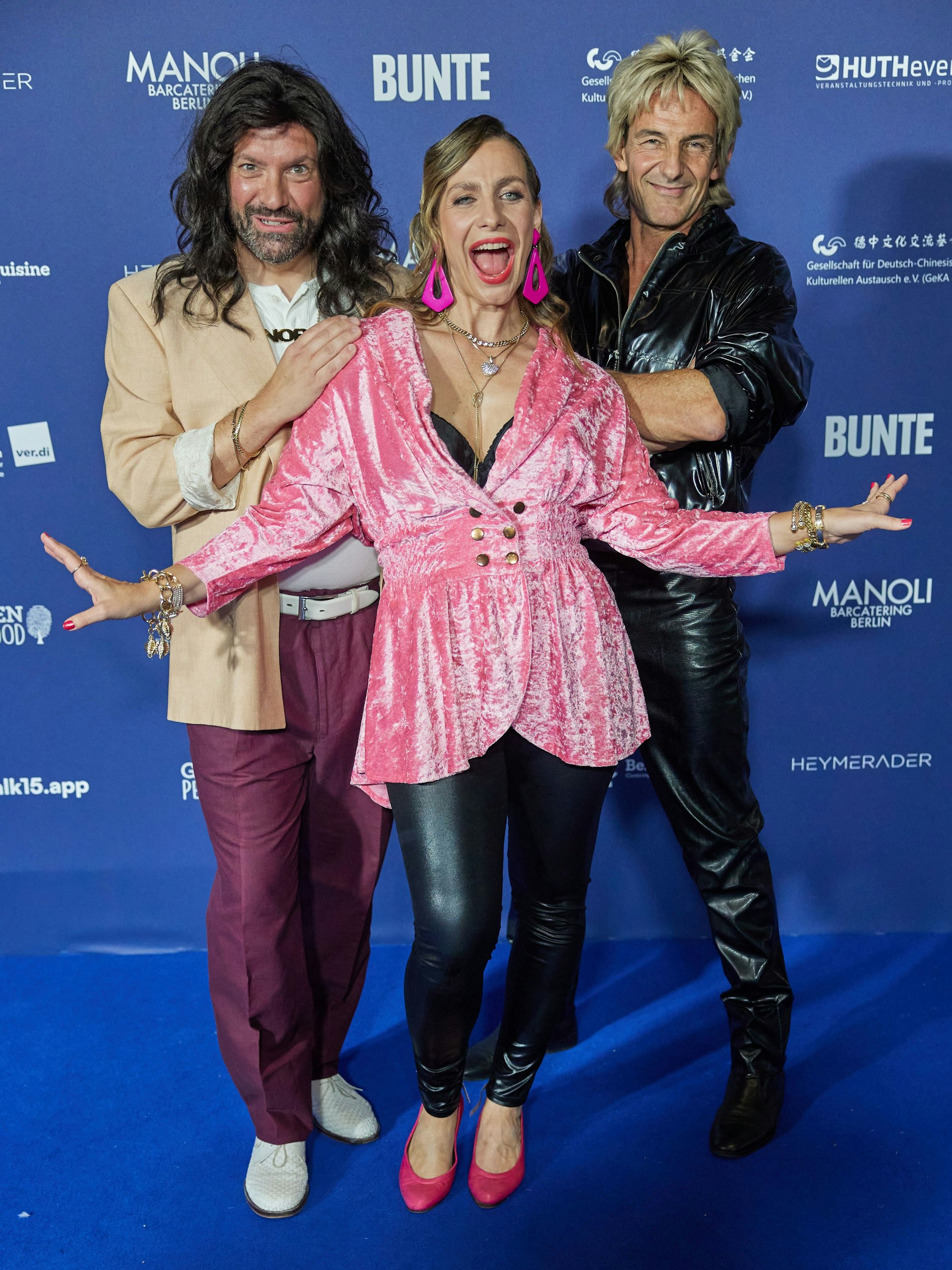 Die Schauspieler Christian Senger (v. l.), Nadine Heidenreich und Hans-Werner Meyer bildeten das lustige Gestaltungsteam bei der Verleihung des Deutschen Schauspielpreises 2024. 