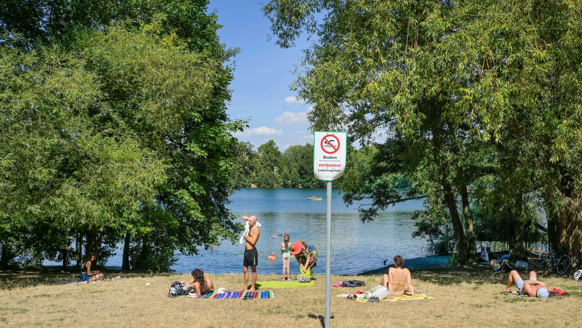 Wildbader am Weißen See in Berlin-Pankow. Hier darf man eigentlich nicht baden.