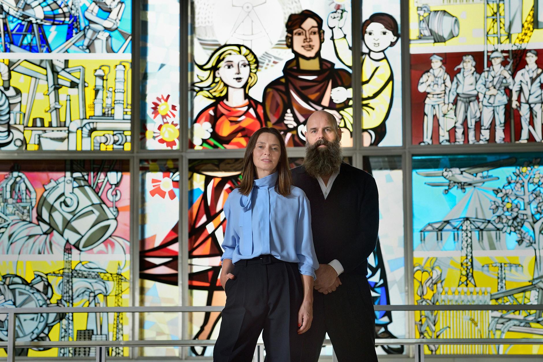 Vor Womackas berühmtem Fenster: Silke und Holger Friedrich posieren im Oktober 2019 im früheren Staatsratsgebäude der DDR, heute die Privatuniversität ESMT.