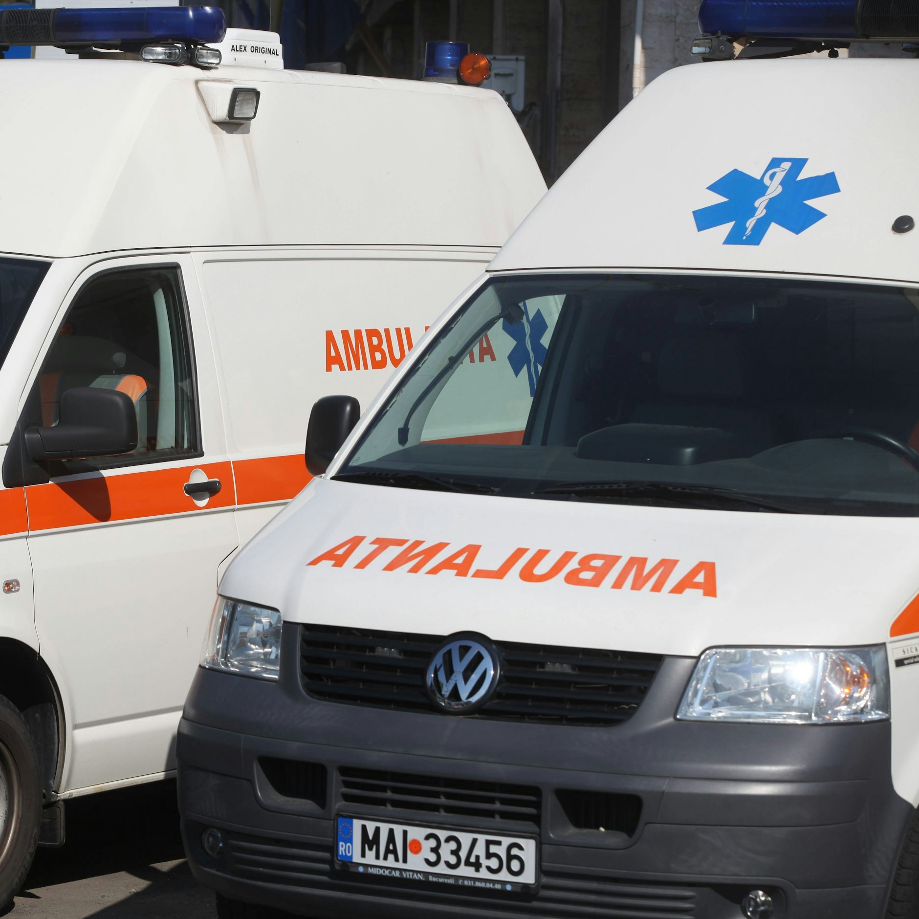 Rumänische Krankenwagen stehen vor einem Krankenhaus.