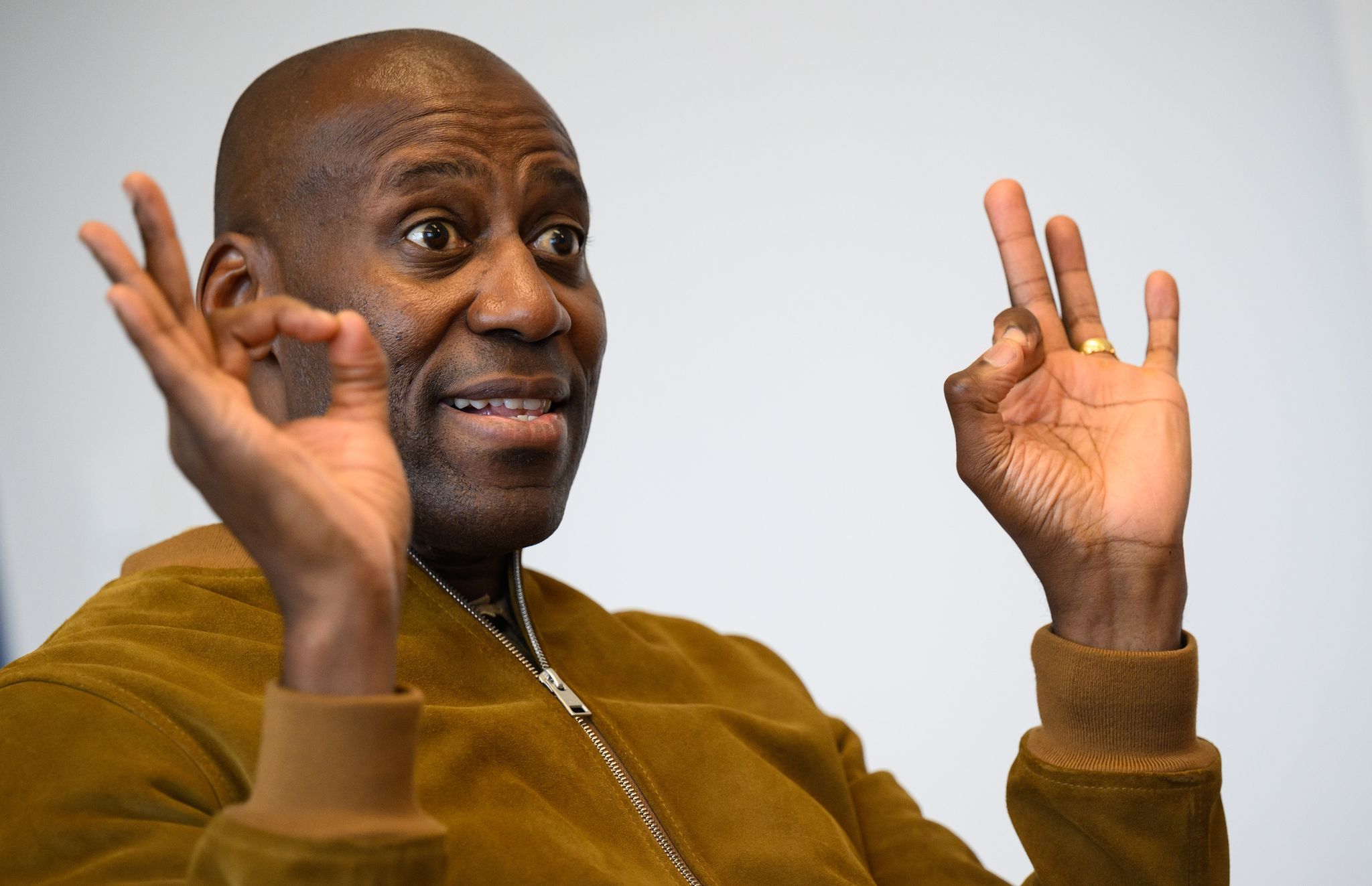 Image - Wütender Mob greift Berlins Kultursenator Joe Chialo an!