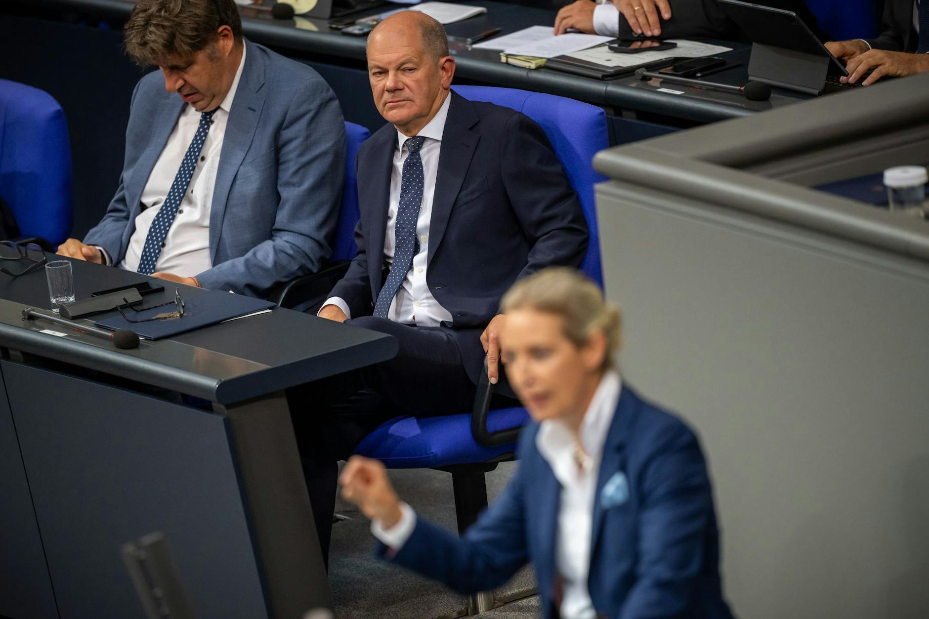 Kanzler Olaf Scholz (SPD) verfolgt die Rede von Alice Weidel (AfD) zum Bundeshaushalt 2025.