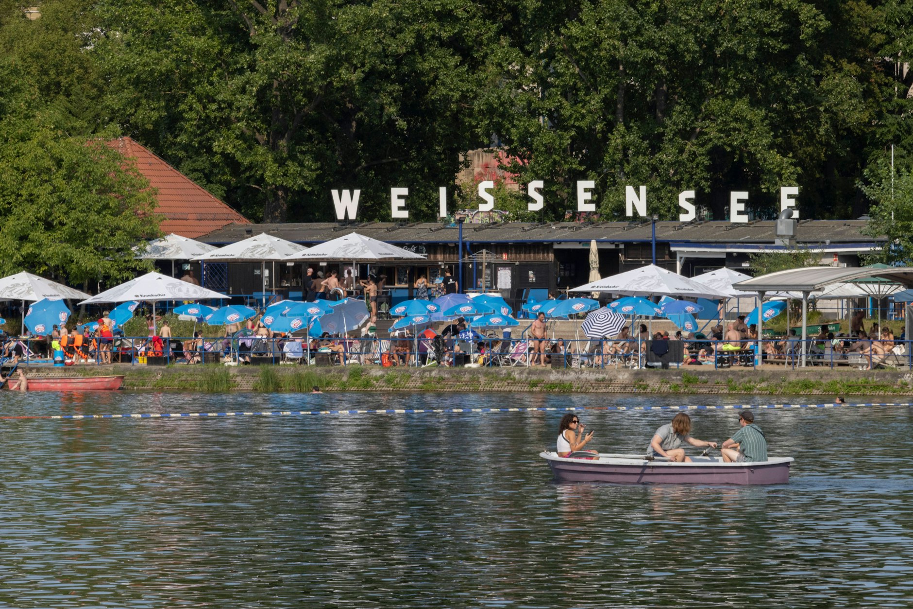 Hier darf man am Weißen See offiziell baden.