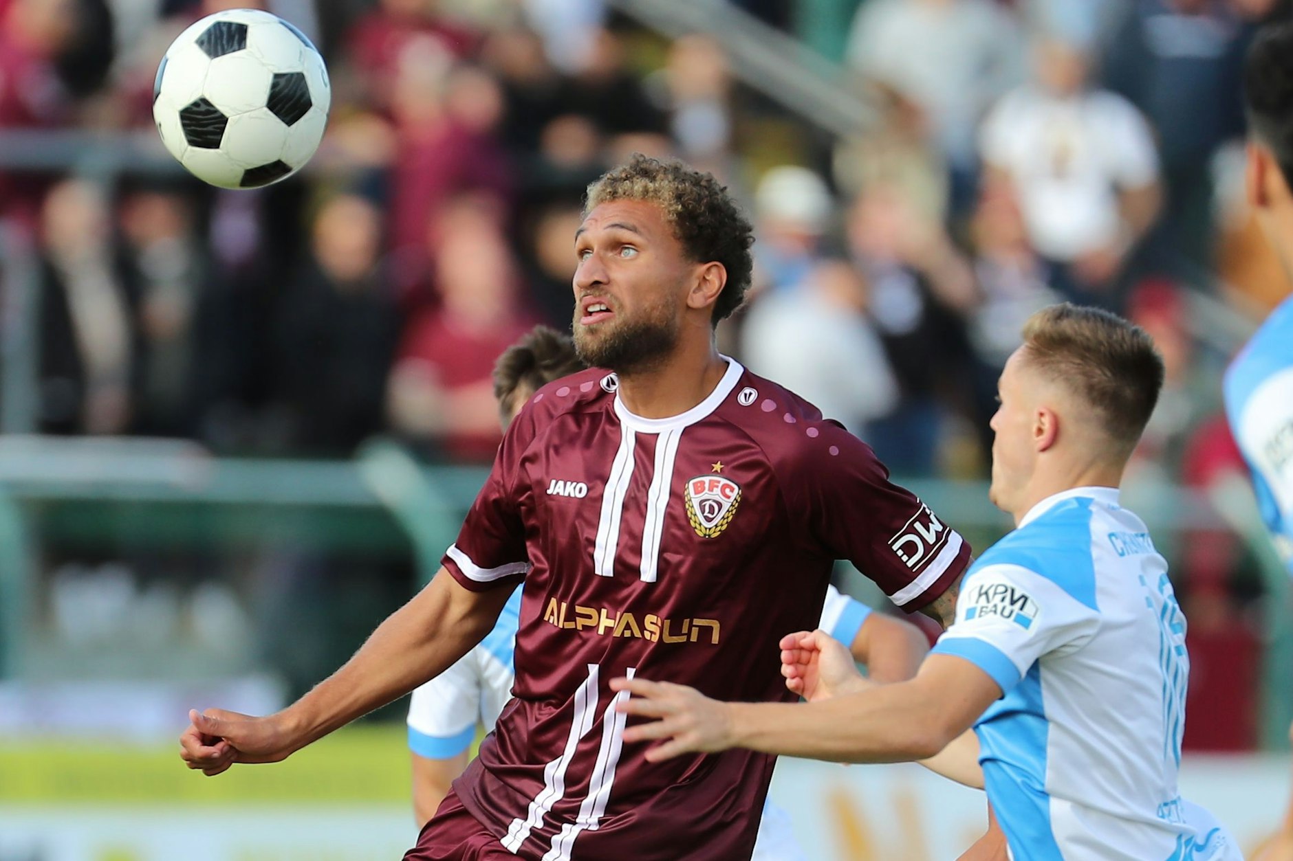 Kevin Lankford hat gegen den Chemnitzer FC den Ball fest im Blick, einem Tor von ihm für den BFC Dynamo stand die Unterkante der Latte im Weg.