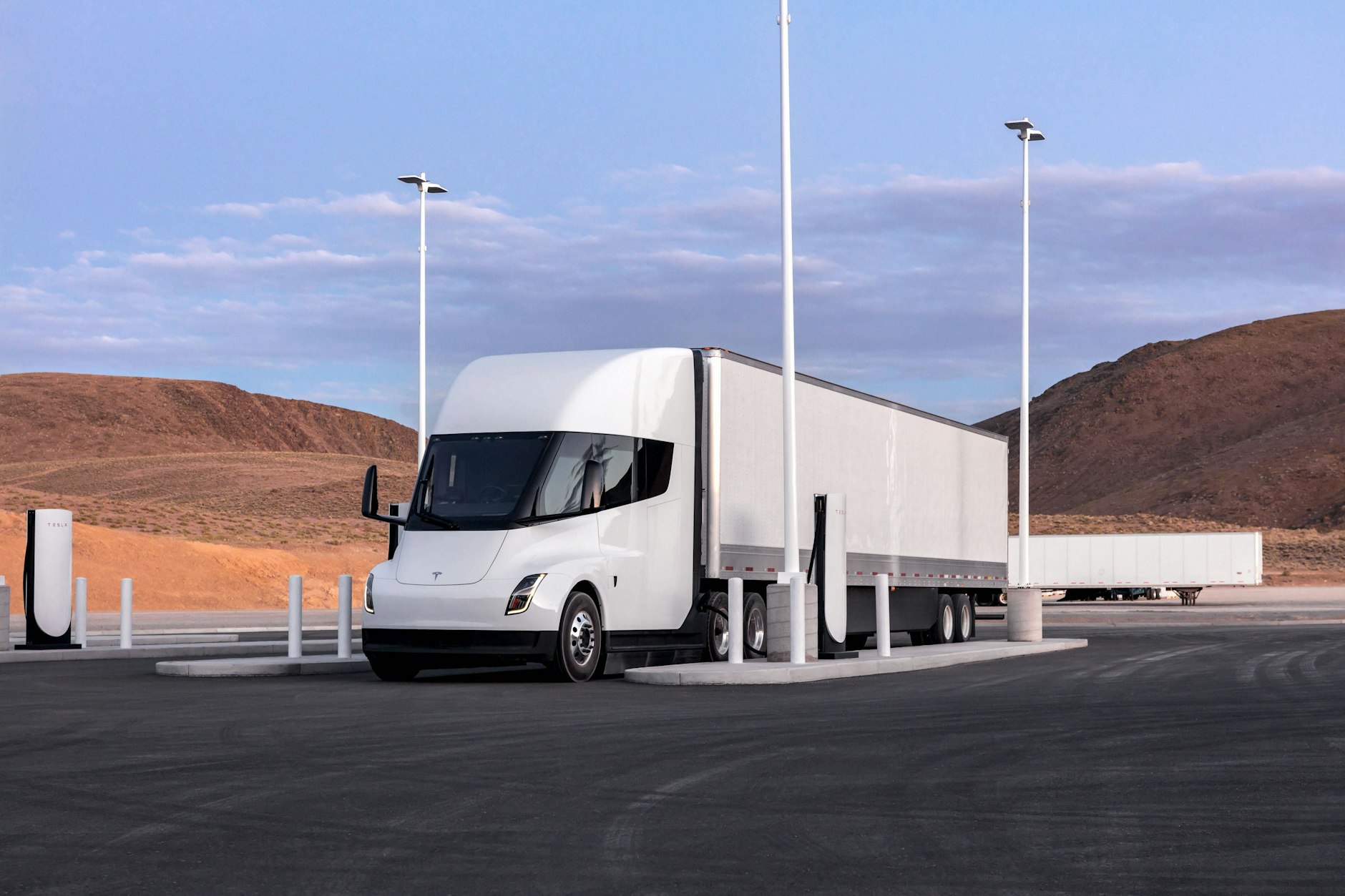 Der Tesla Semi steht auf einem Parkplatz in der Wüste.