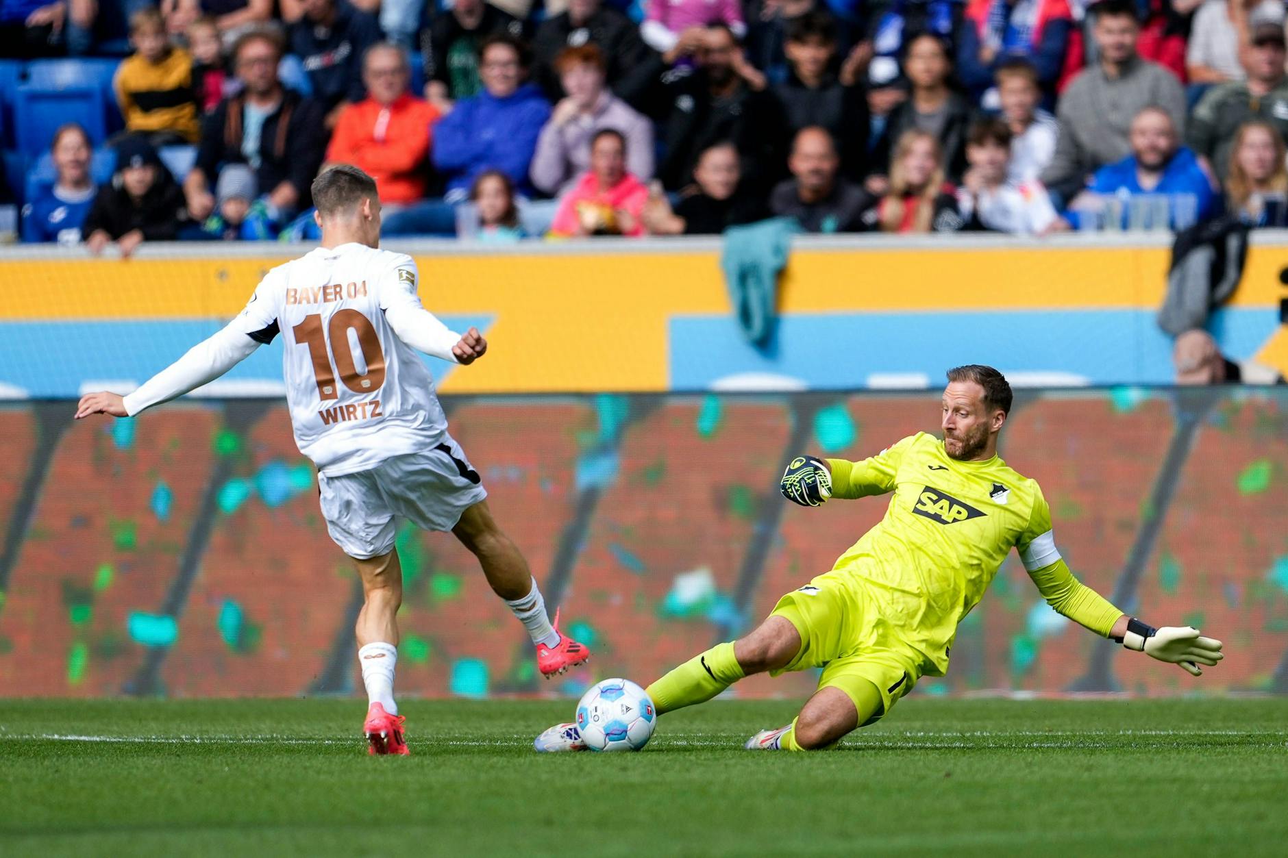 In Aktion: Der Leverkusener Florian Wirtz (links) gegen Oliver Baumann.