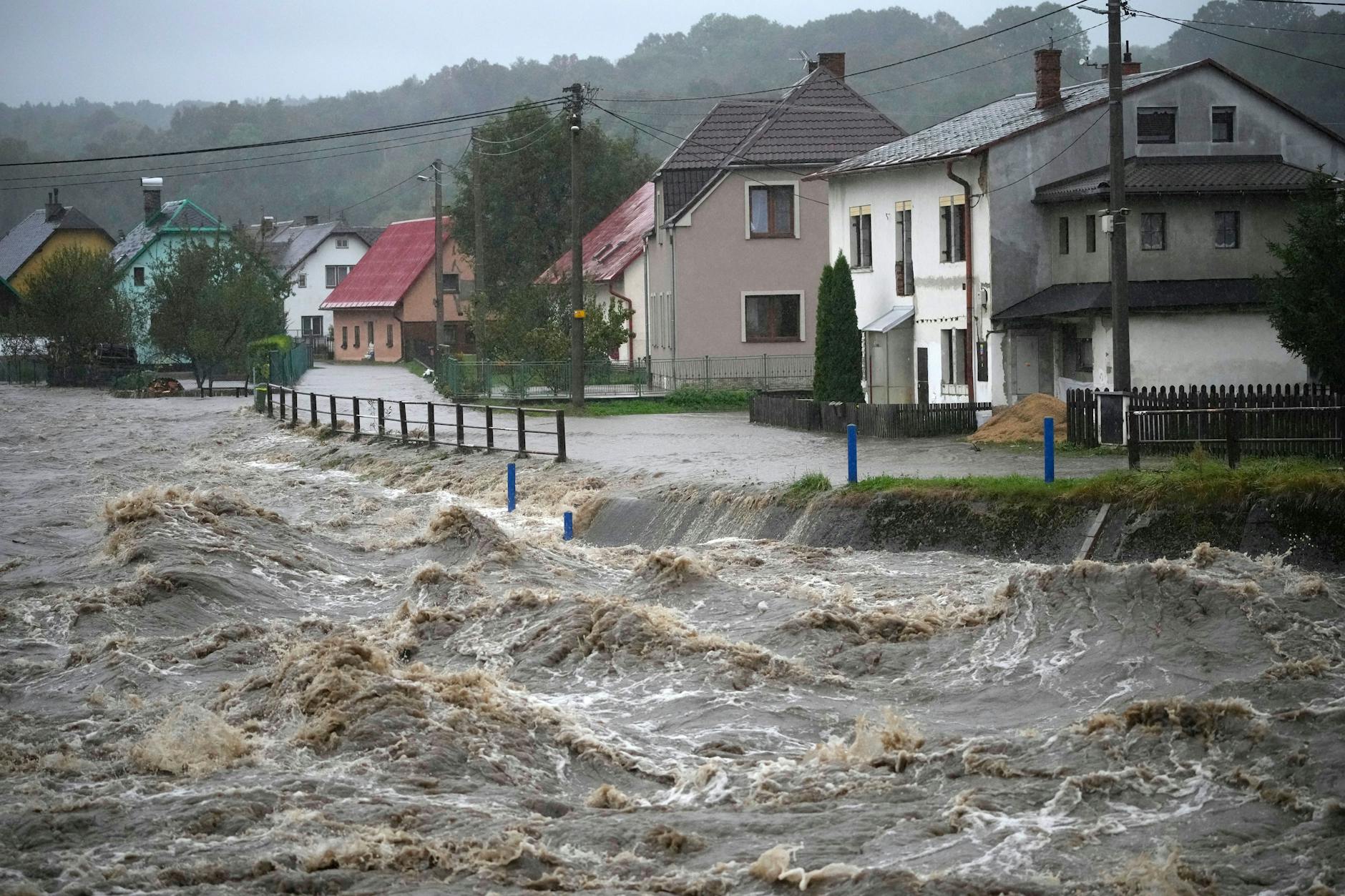 Tschechien: Der vom Hochwasser aufgewühlte Fluss Bela rauscht an Häusern vorbei.