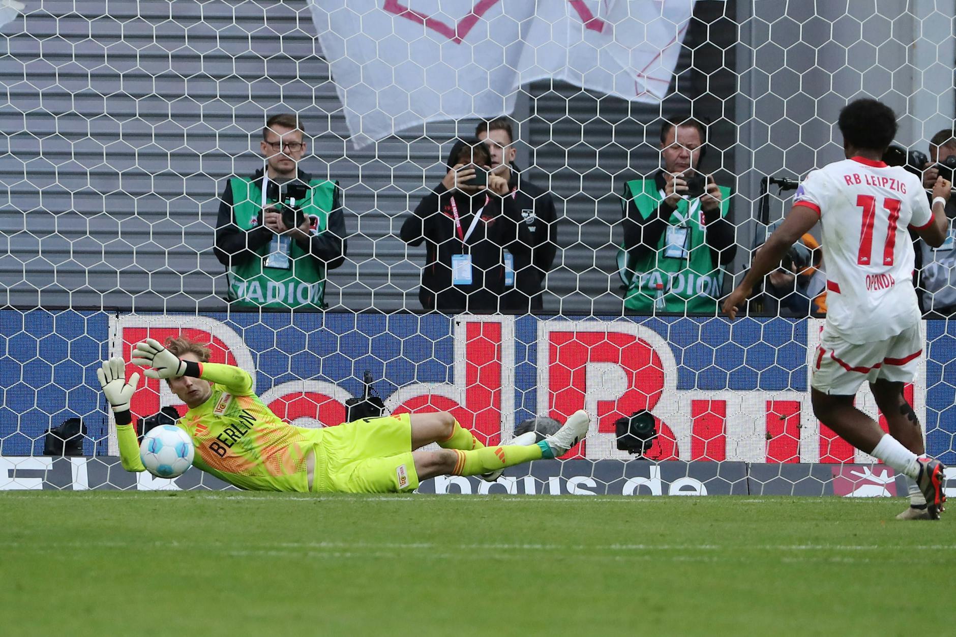Frederick Rönnow pariert den Elfmeter von Lois Openda und hält den 1. FC Union bei RB Leipzig im Spiel. 
