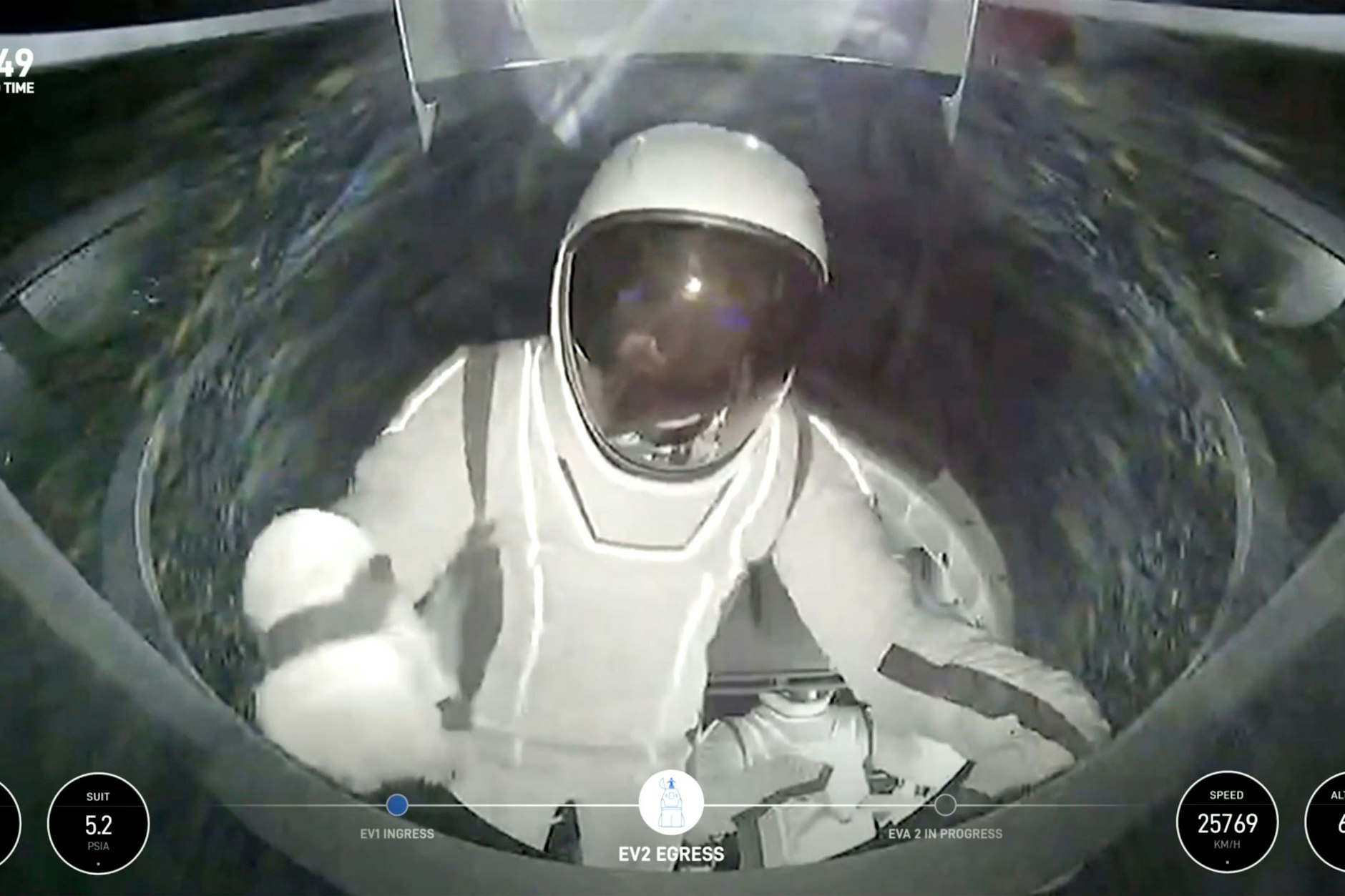 Die SpaceX-Ingenieurin Sarah Gillis kommt aus der Kapsel, um ihren ersten Weltraumspaziergang durchzuführen.