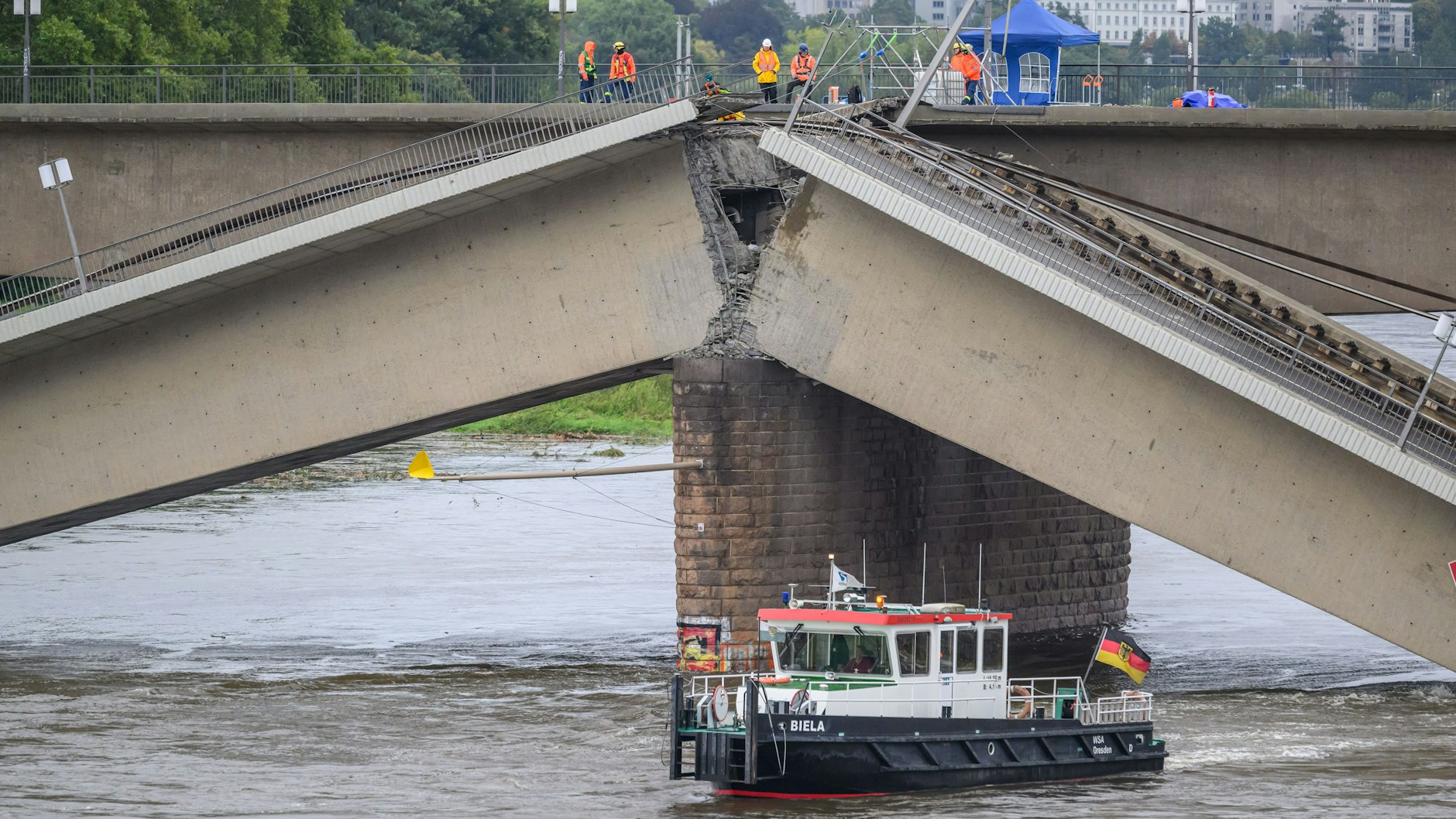 Noch kann der Suchschlepper vom Wasserstraßen- und Schifffahrtsamt die Einsturzstelle der Carolabrücke in Dresden passieren. Der Pegel der Elbe wird bis zum Sonntag um mindestens über einen Meter steigen.