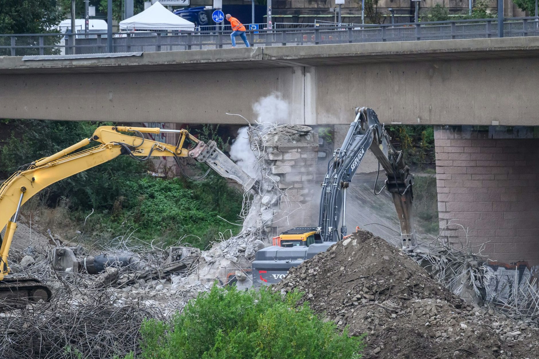 Noch ist es trocken. Mit Baggern werden weitere Teile der eingestürzten Carolabrücke abgerissen.