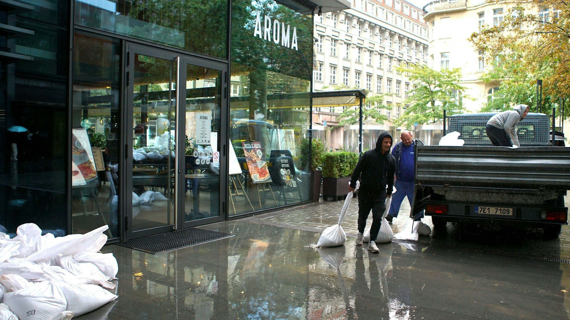 Im Wettlauf mit den Wassermassen: Menschen platzieren Sandsäcke am Eingang eines Restaurants in Prag.&nbsp;