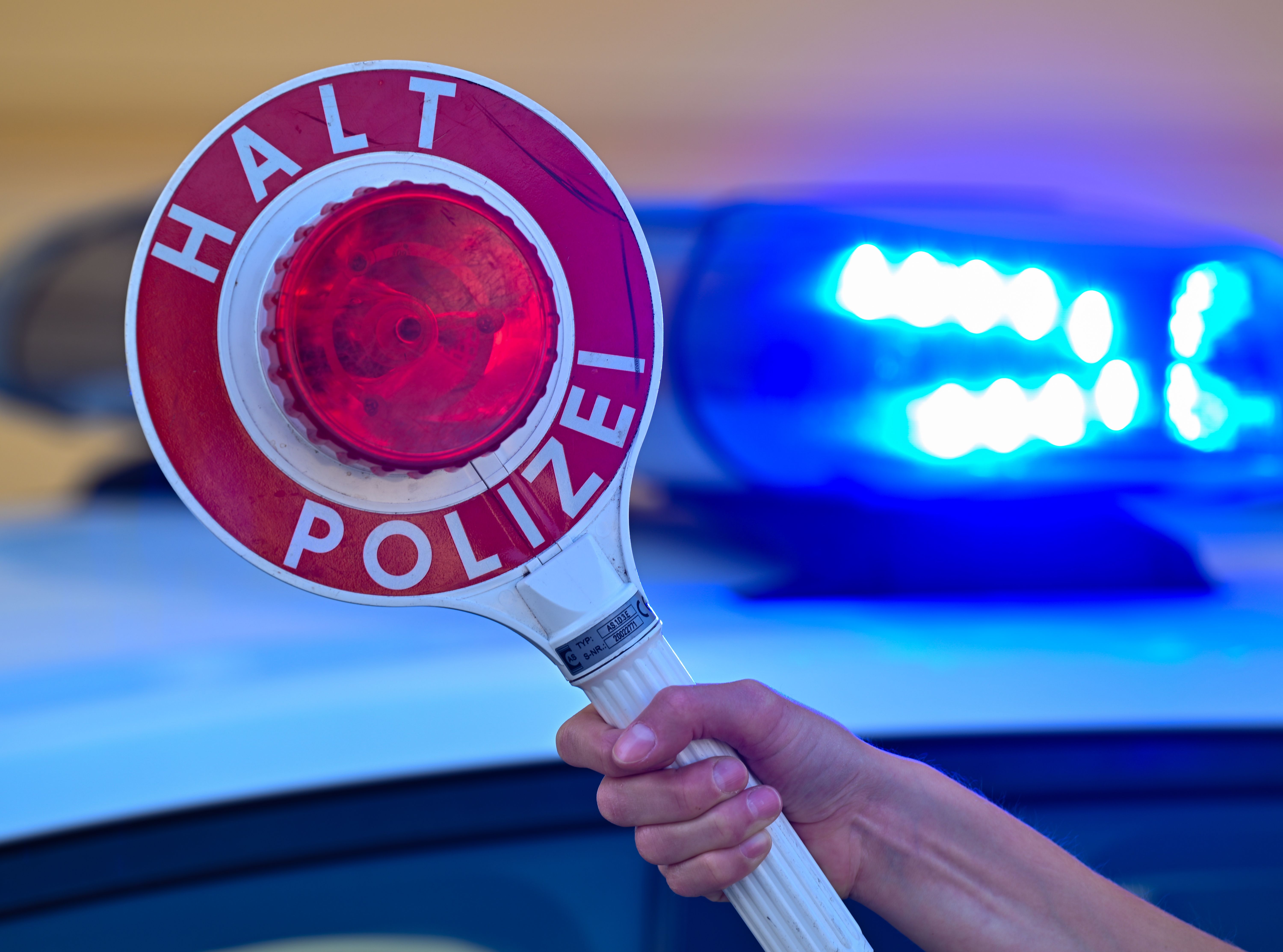 Image - Crash mit Polizeiwagen: Wilde Fahrerflucht endet in Tramgleisen