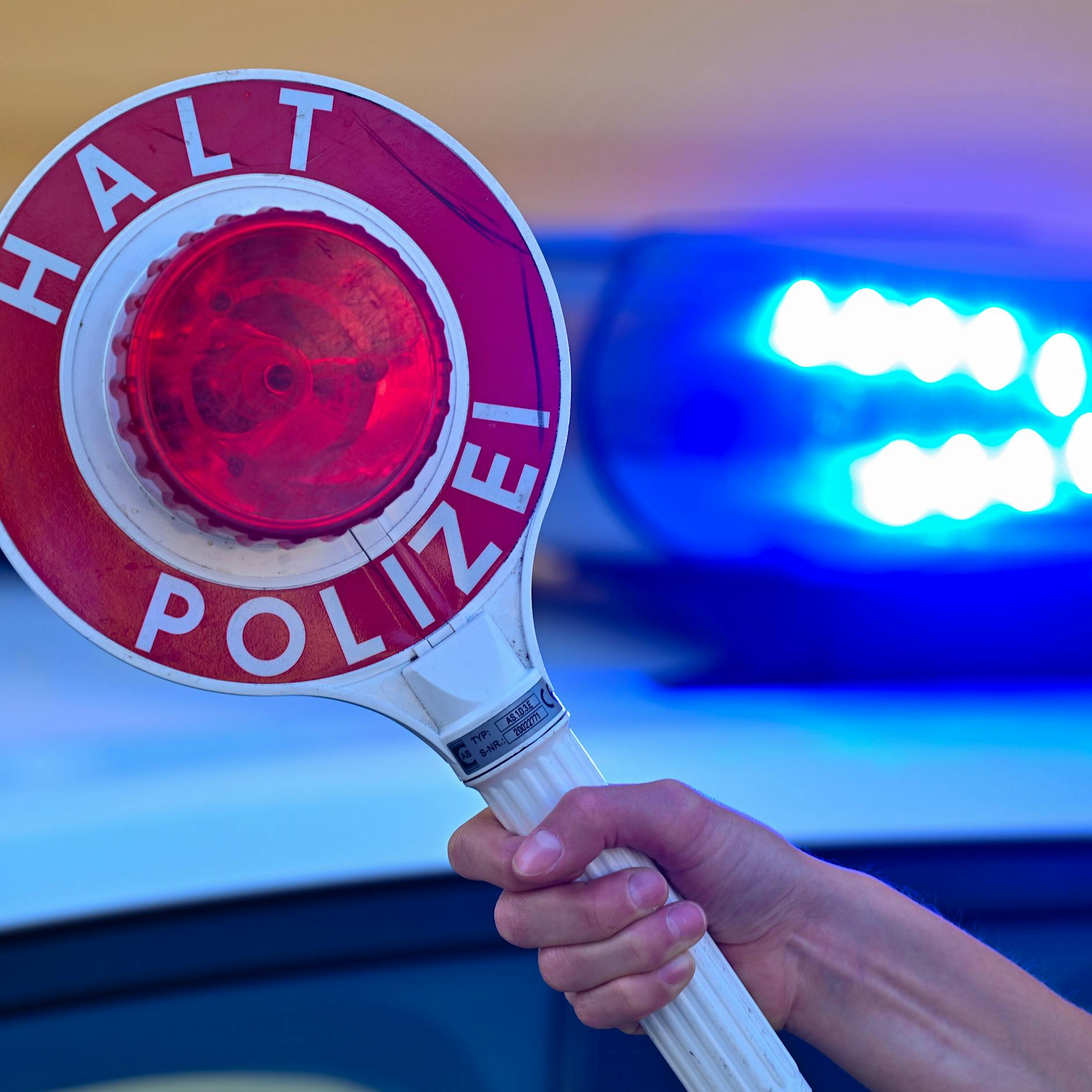 Crash mit Polizeiwagen: Wilde Fahrerflucht endet in Tramgleisen