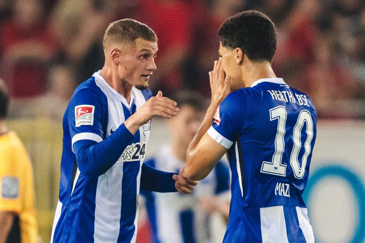 Die Herthaner Michael Cuisance (l.) und Ibo Maza tüfteln schon mal aus, wie die gute Abwehr von Fortuna Düsseldorf zu knacken ist.