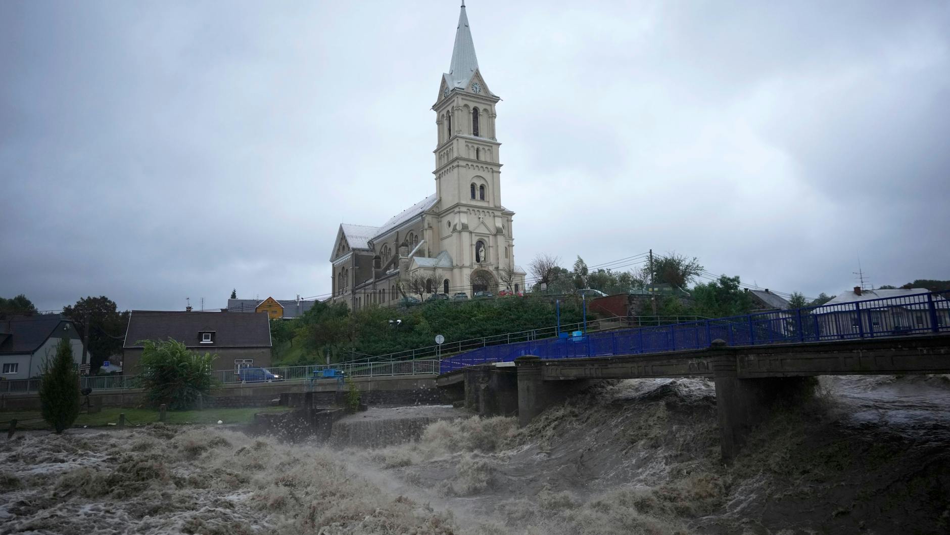 Tschechien: Kirche in Mikulovice (Nickelsdorf) - umtost von den Fluten der Bela.