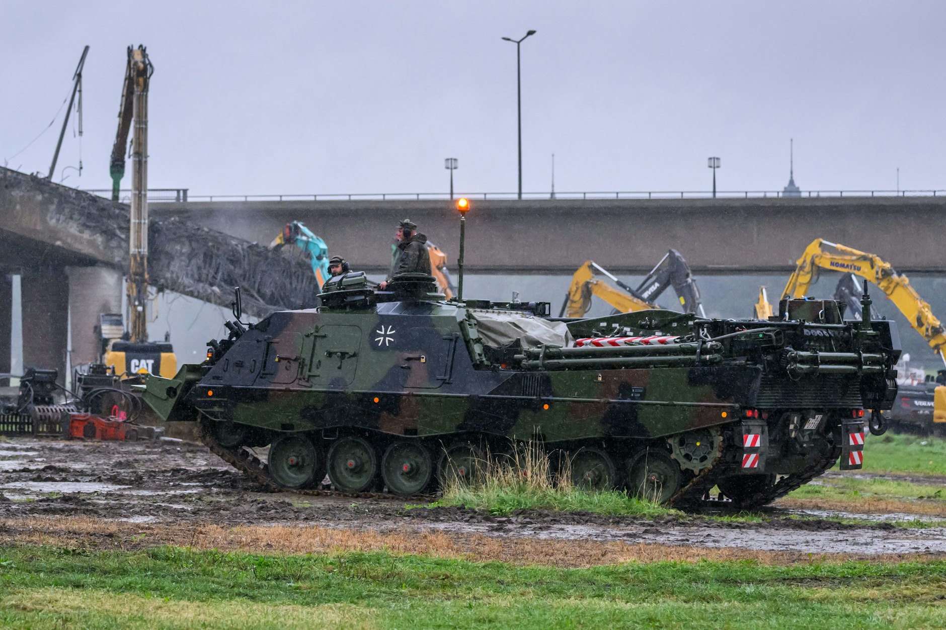 Ein Bergepanzer 3 der Bundeswehr, auch «Büffel» genannt, steht vor der eingestürzten Carolabrücke, um im Fall eines Hochwassers Baumaschinen zu bergen. 