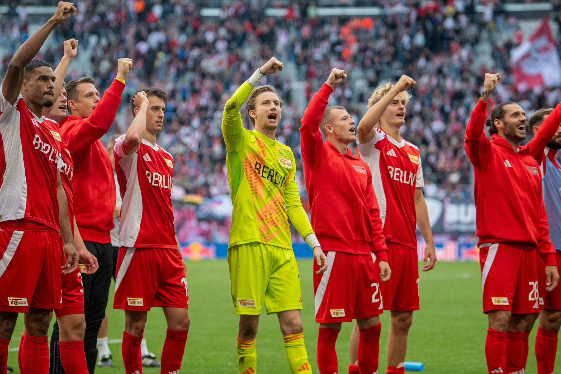 Die Union-Profis feiern mit ihren Fans das 0:0 in Leipzig.