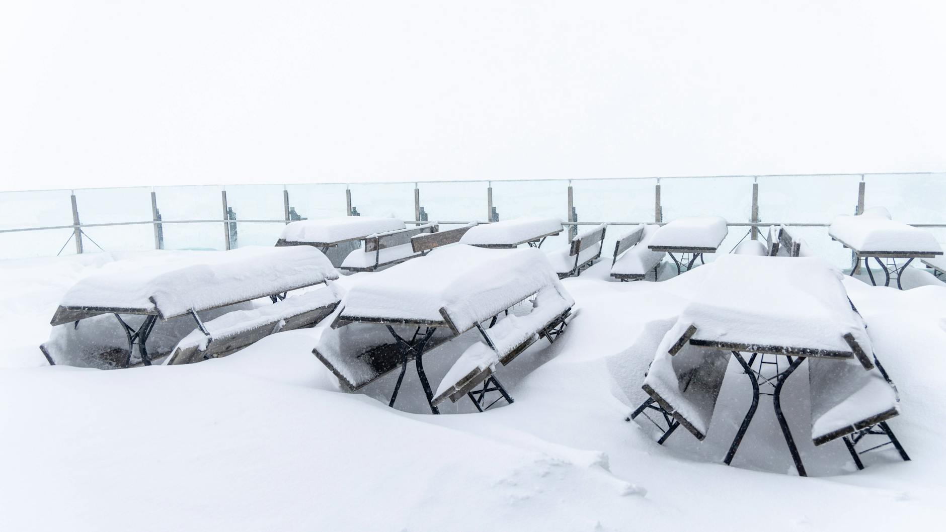 Tief verschneit ist die Terrasse eines Ausflugslokals im Bereich des Nebelhorns in den Allgäuer Alpen in Bayern.