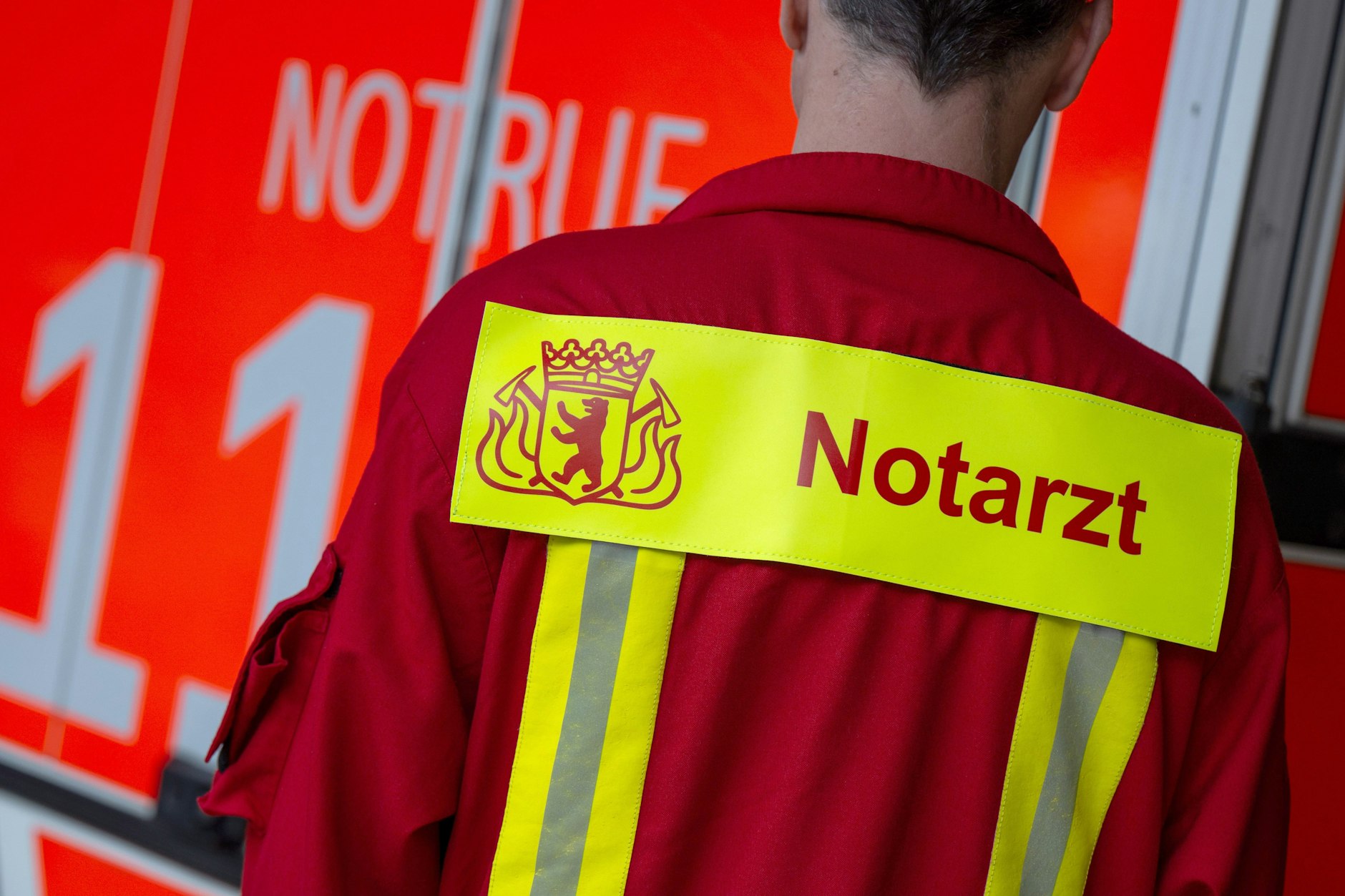 Ein Notarzt steht nach einem Einsatz an einem Rettungswagen. (Symbolbild)