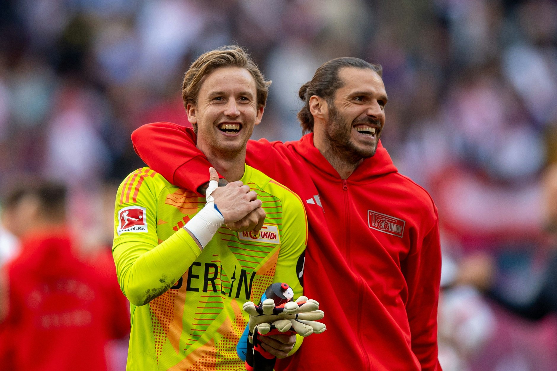 Hatte in Leipzig gut lachen: Torhüter Frederick Rönnow (32) wurde von Kapitän Christopher Trimmel (37) und den mitgereisten Fans gefeiert. 