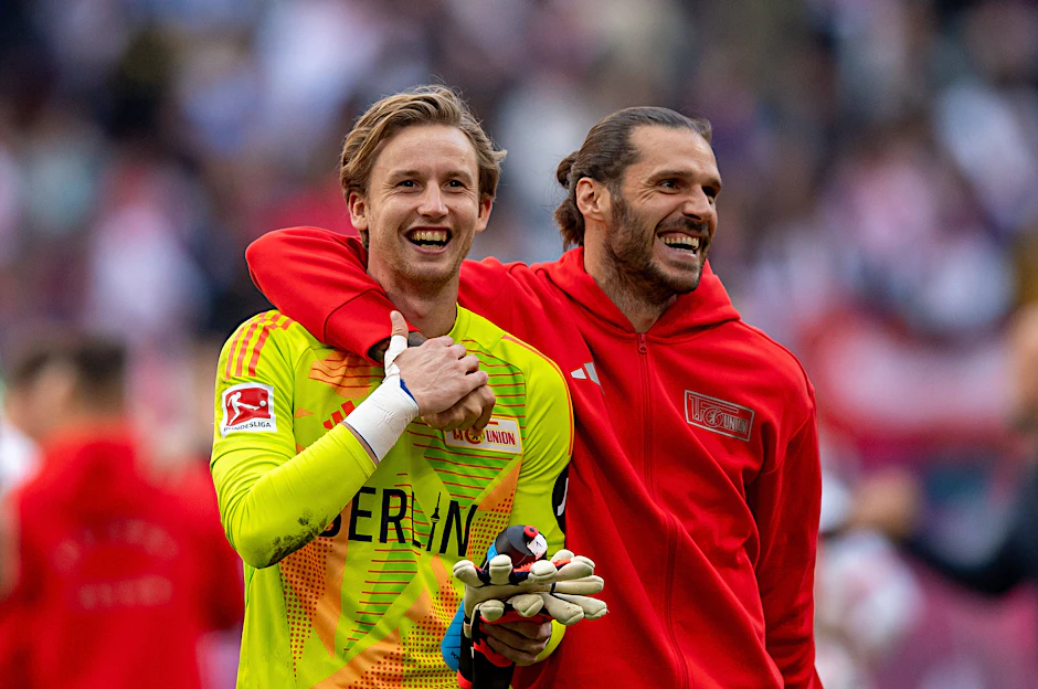 Hatte in Leipzig gut lachen: Torhüter Frederick Rönnow (32) wurde von Kapitän Christopher Trimmel (37) und den mitgereisten Fans gefeiert.&nbsp;