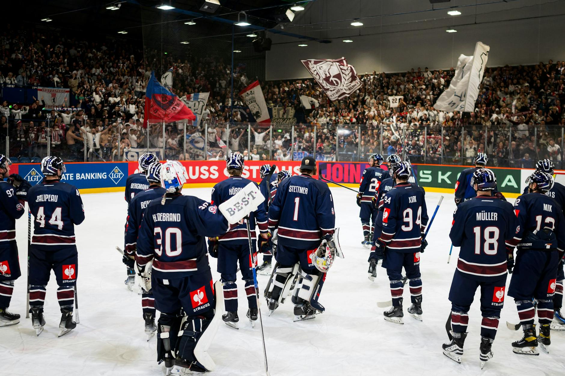 Begeistert und beeindruckt: Nach dem Sieg gegen Dynamo Pardubice feiern die Fans im altehrwürdigen Welli ihre Eisbären.