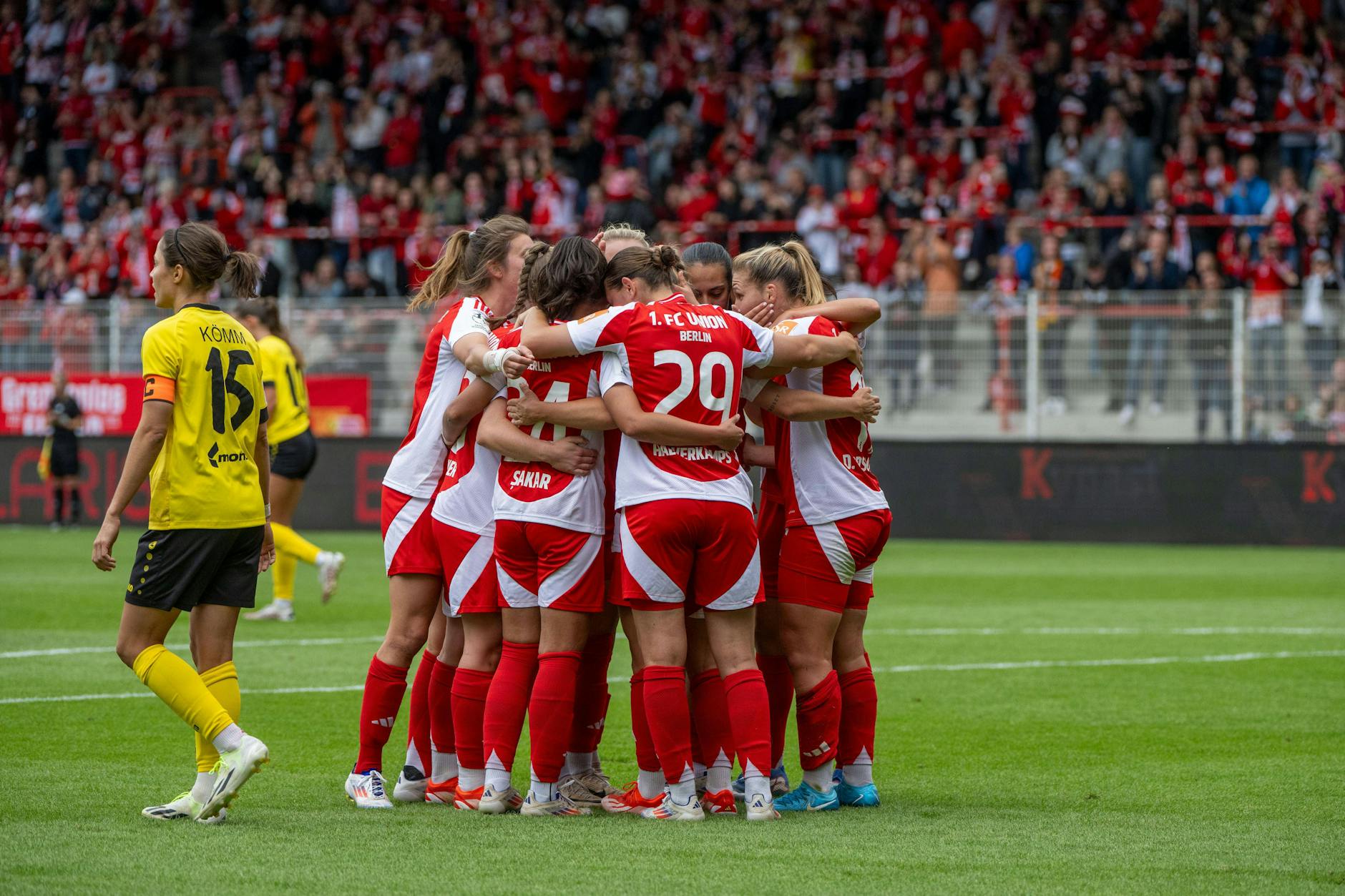 Des einen Freud, des anderen Leid: Die Union-Frauen jubeln über das 1:0. Die Weinberger Kapitänin Annika Kömm (l.) wendet sich enttäuscht ab.