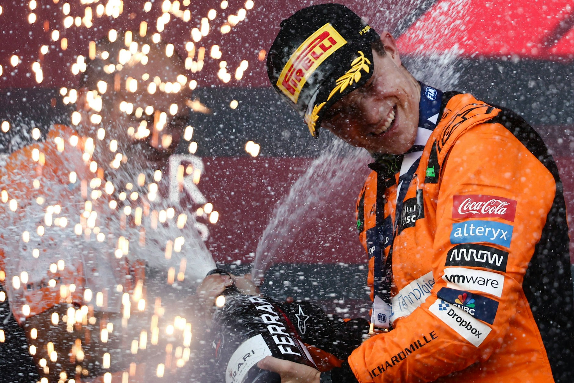 Oscar Piastri feiert seinen Triumph beim Großen Preis von Aserbaidschan.