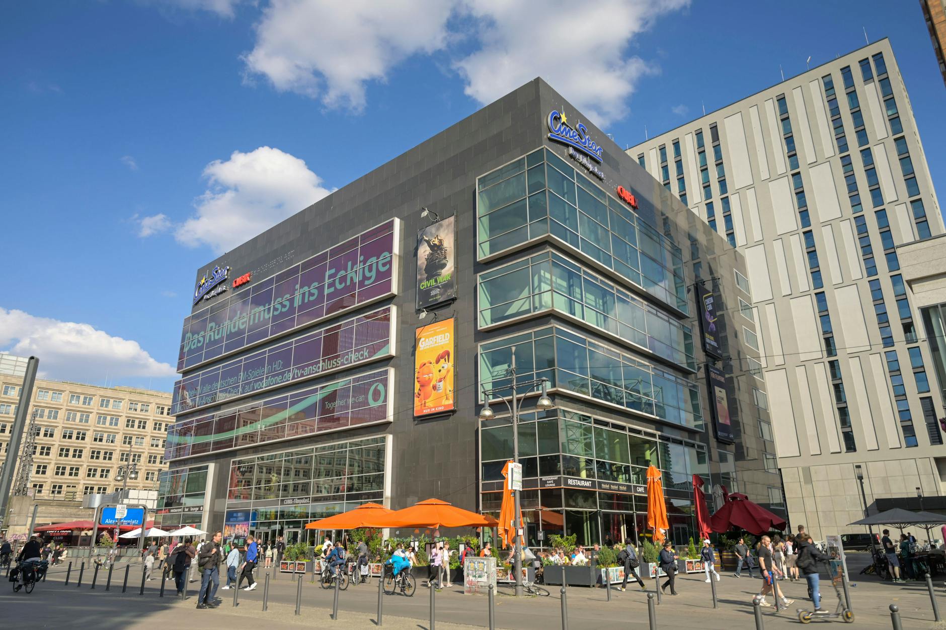 Die Polizei sperrte am Samstag den Bereich um das Kino ab. 