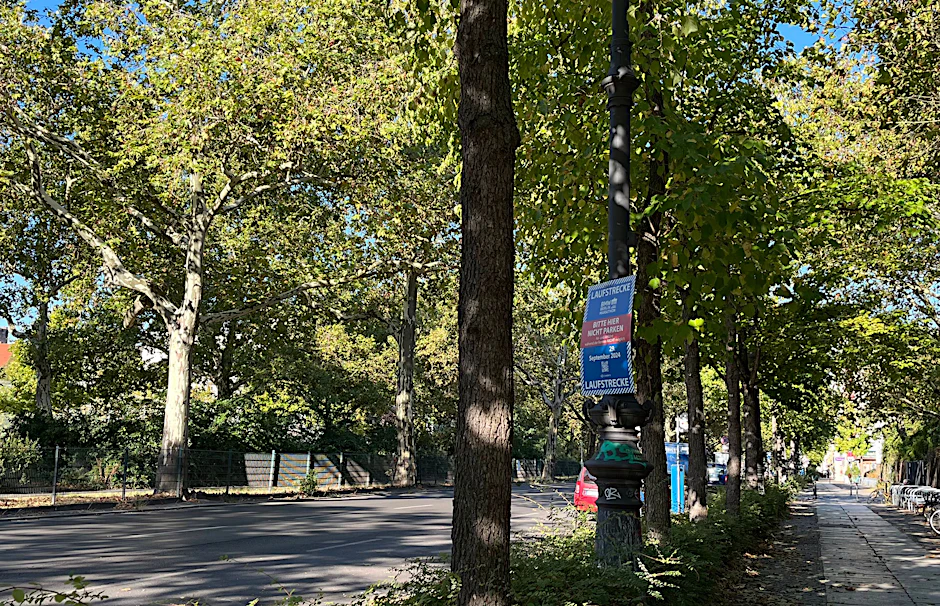 In Berlin hängen schon wieder Plakate an der Straße.