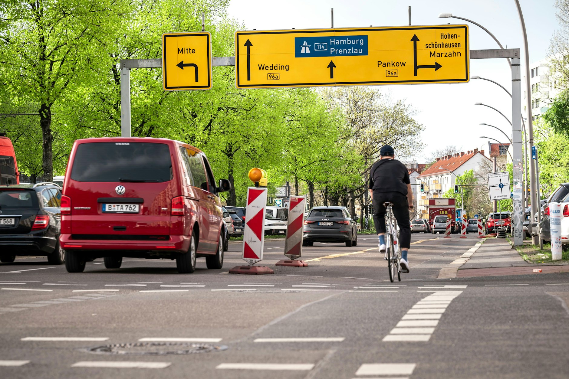 Die Petersburger Straße in Berlin-Friedrichshain wird drei Jahre lang umgebaut. Am Montag werden die Ampeln an der Kreuzung zur Landsberger Allee und Danziger Straße ausgeschaltet, das Abbiegen nach Mitte ist dann nicht mehr möglich.