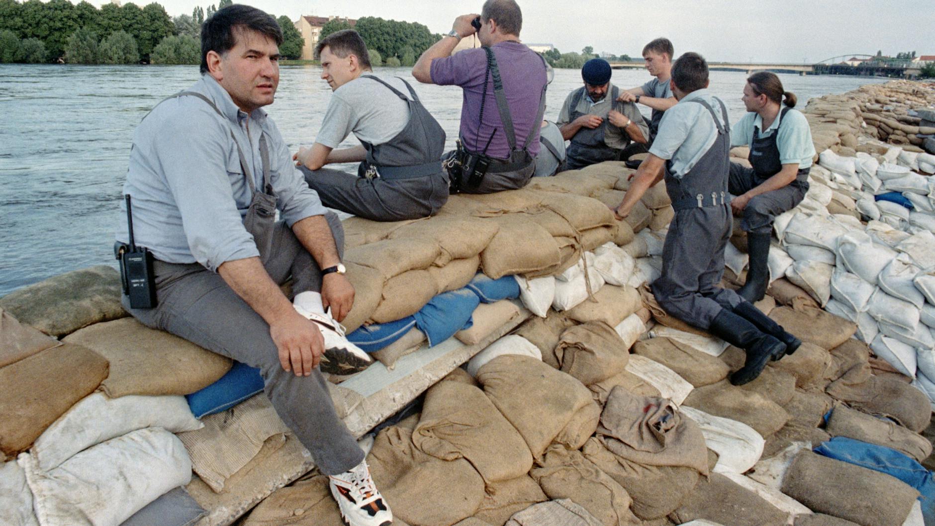 Helfer machen eine Pause, die stundenlang mit Sandsäcken die Deiche an der Oder verstärkten. Das Hochwasser von 1997 hat man bis heute in Brandenburg nicht vergessen.