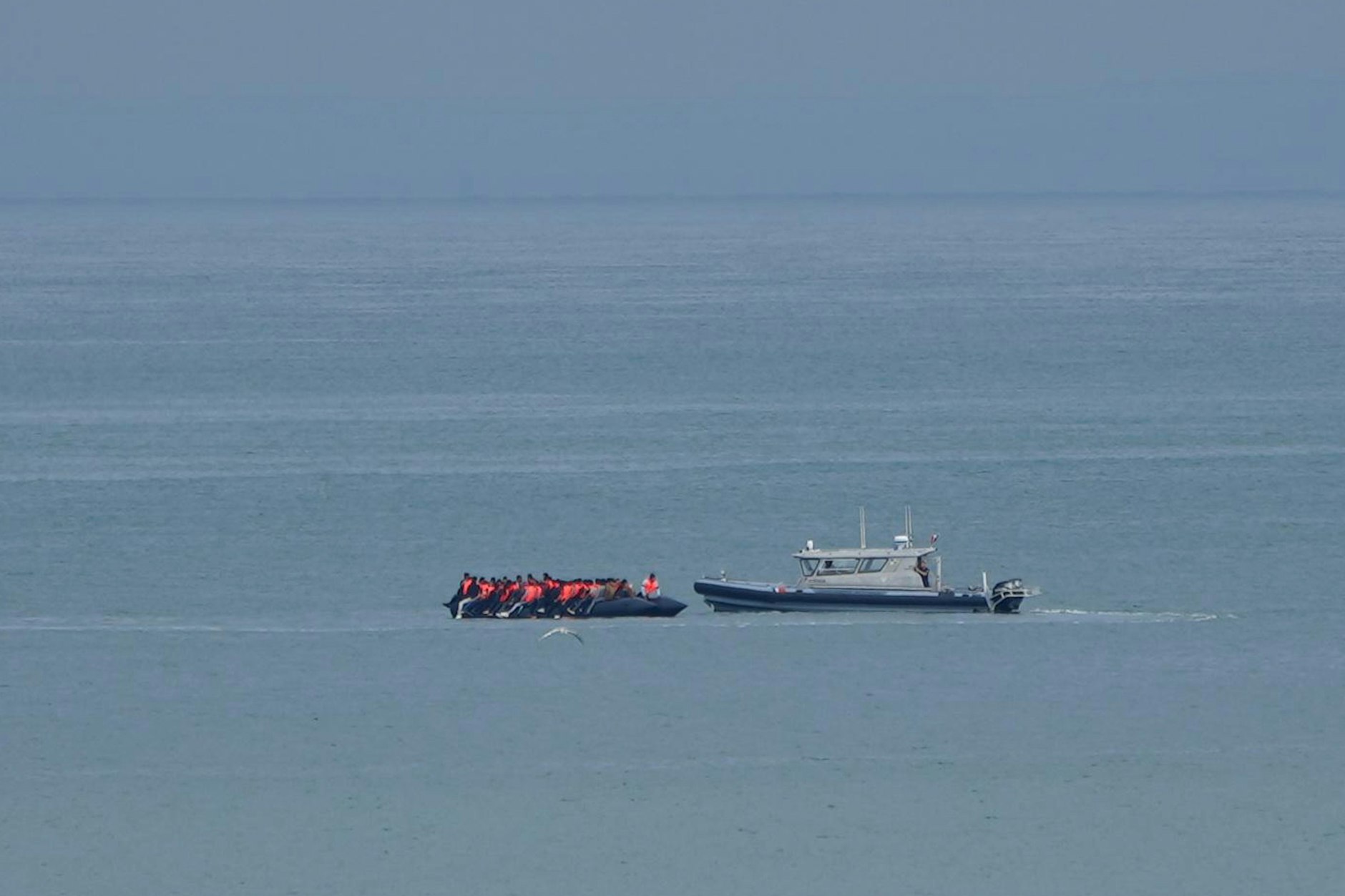 Ein Boot mit mutmaßlichen Migranten wird Anfang September von einem Schiff der französischen Gendarmerie Nationale vor dem Strand von Wimereux eskortiert.