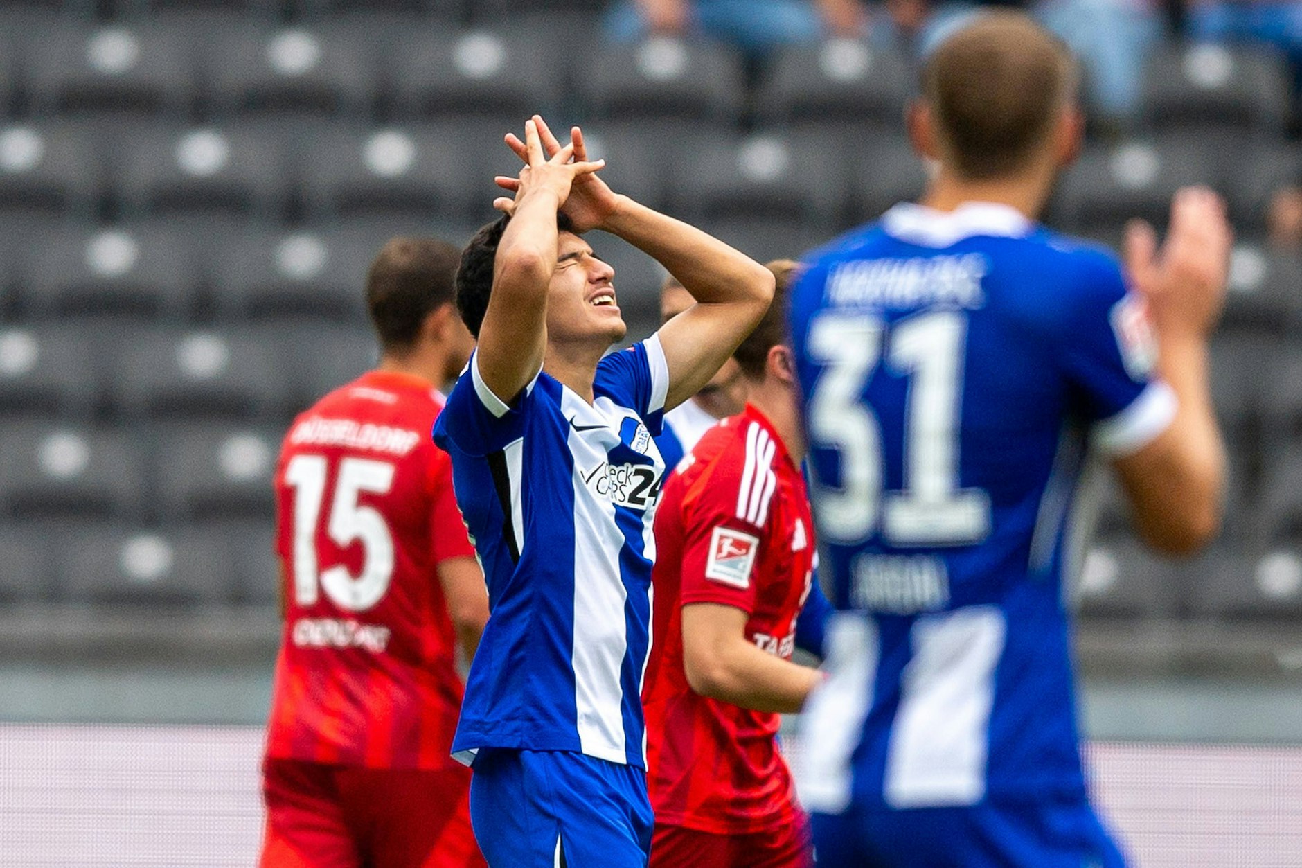 Frust bei Ibrahim Maza (18). Das Toptalent von Hertha BSC scheitert gegen Fortuna Düsseldorf unter anderem am Aluminium.