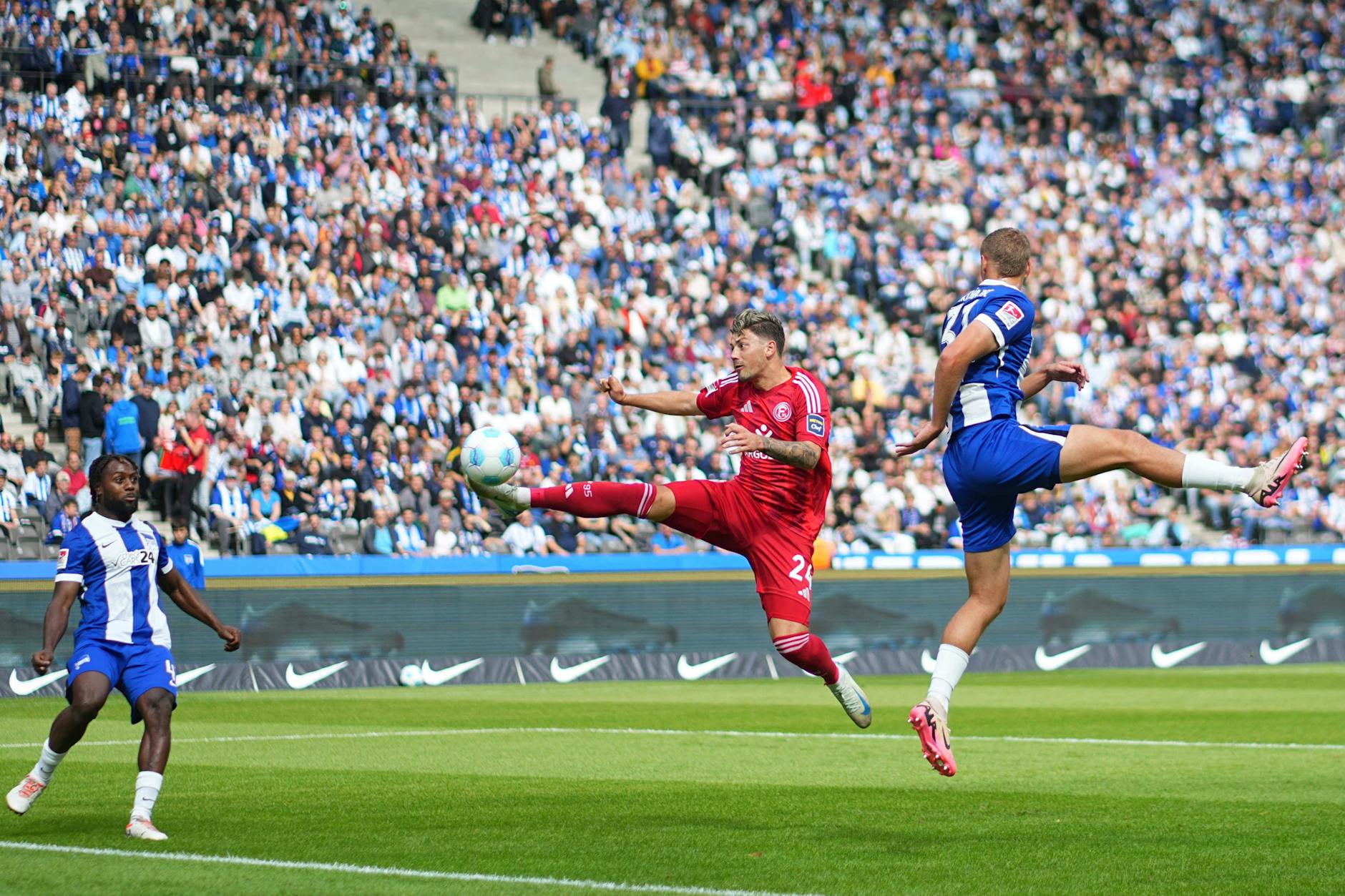 Düsseldorfs Dawid Kownacki stößt in die Lücke zwischen Márton Dárdai und Deyovaisio Zeefuik und erzielt das Tor zum 0:1.