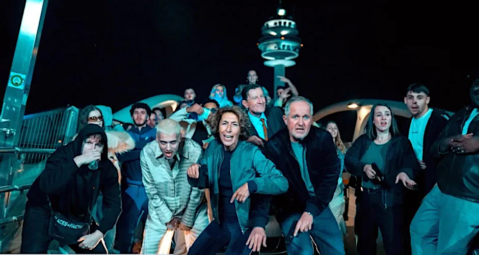 Nach dem Tod des Rappers „Ted Candy“ (2. v.l.) müssen Harald Krassnitzer (Moritz Eisner) und Adele Neuhauser (Bibi Fellner) tief in die Rap-Welt eintauchen.