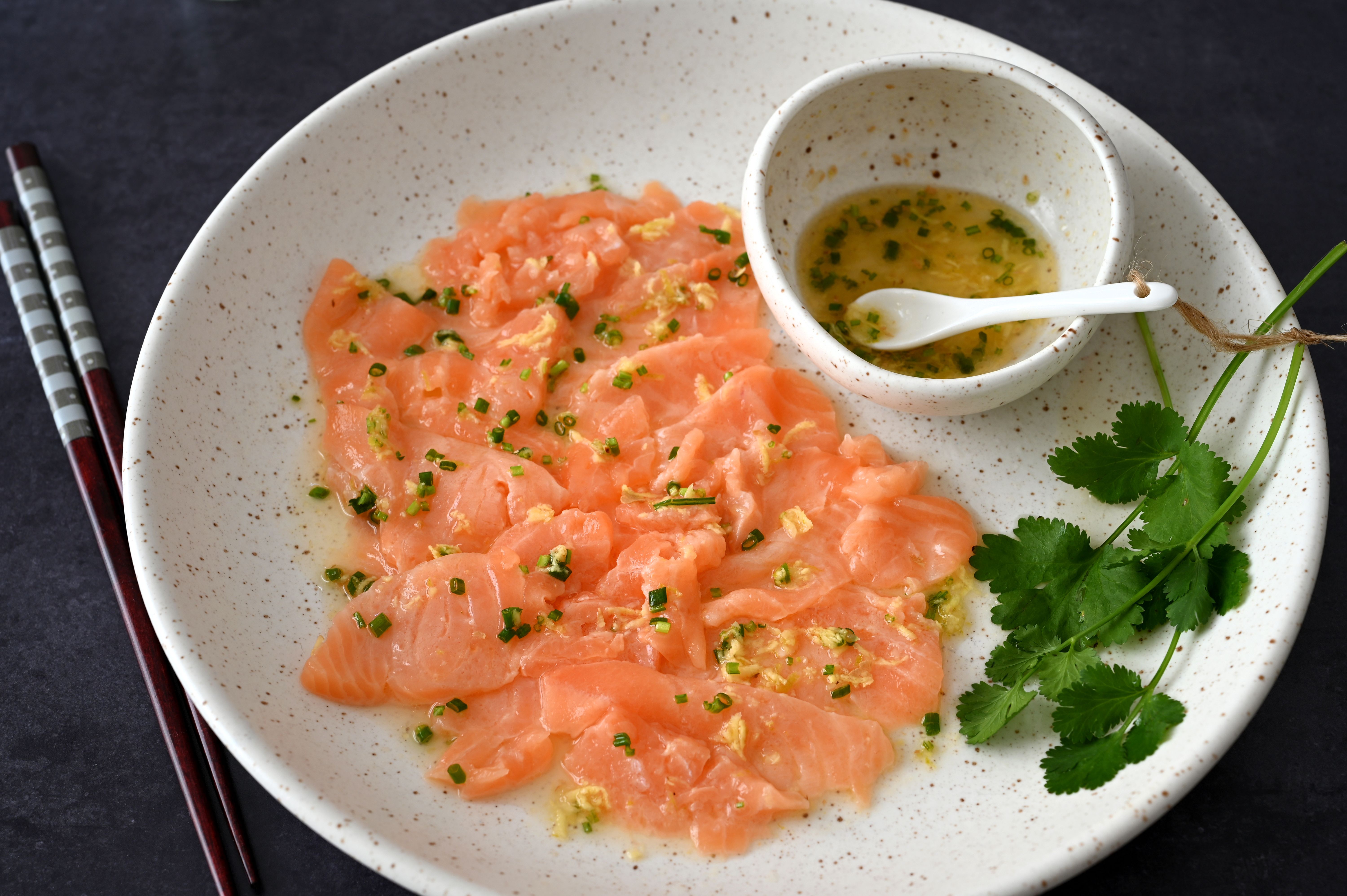 Unfassbar lecker! Lachs-Carpaccio mit asiatischem Dressing
