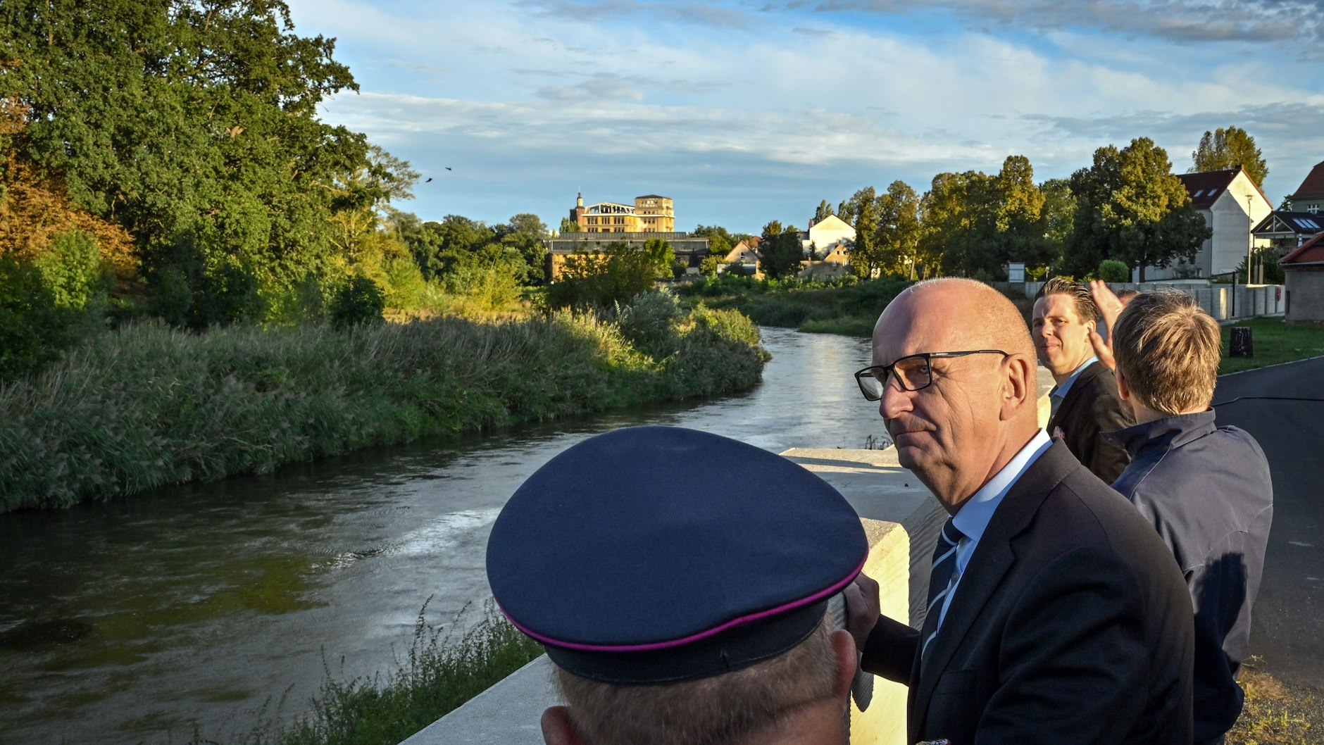 Brandenburgs Ministerpräsident Dietmar Woidke steht in Guben mit Behördenvertretern an einer Baustelle für eine Hochwasserspundwand am deutsch-polnischen Grenzfluss Neiße.&nbsp;