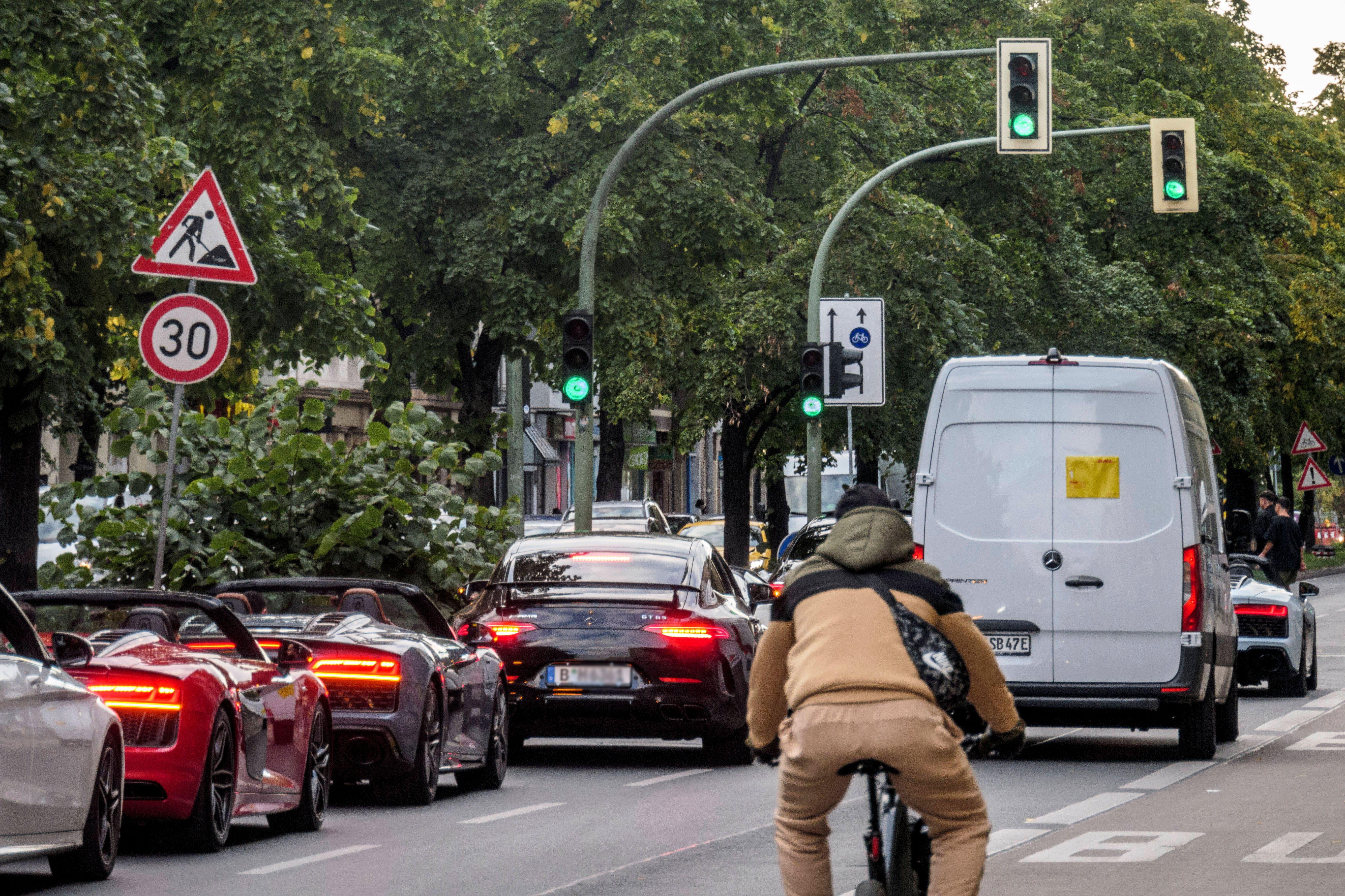 Image - Unfall auf Neuköllner Sonnenallee: BVG-Bus stößt mit Auto zusammen –  Schwerverletzte